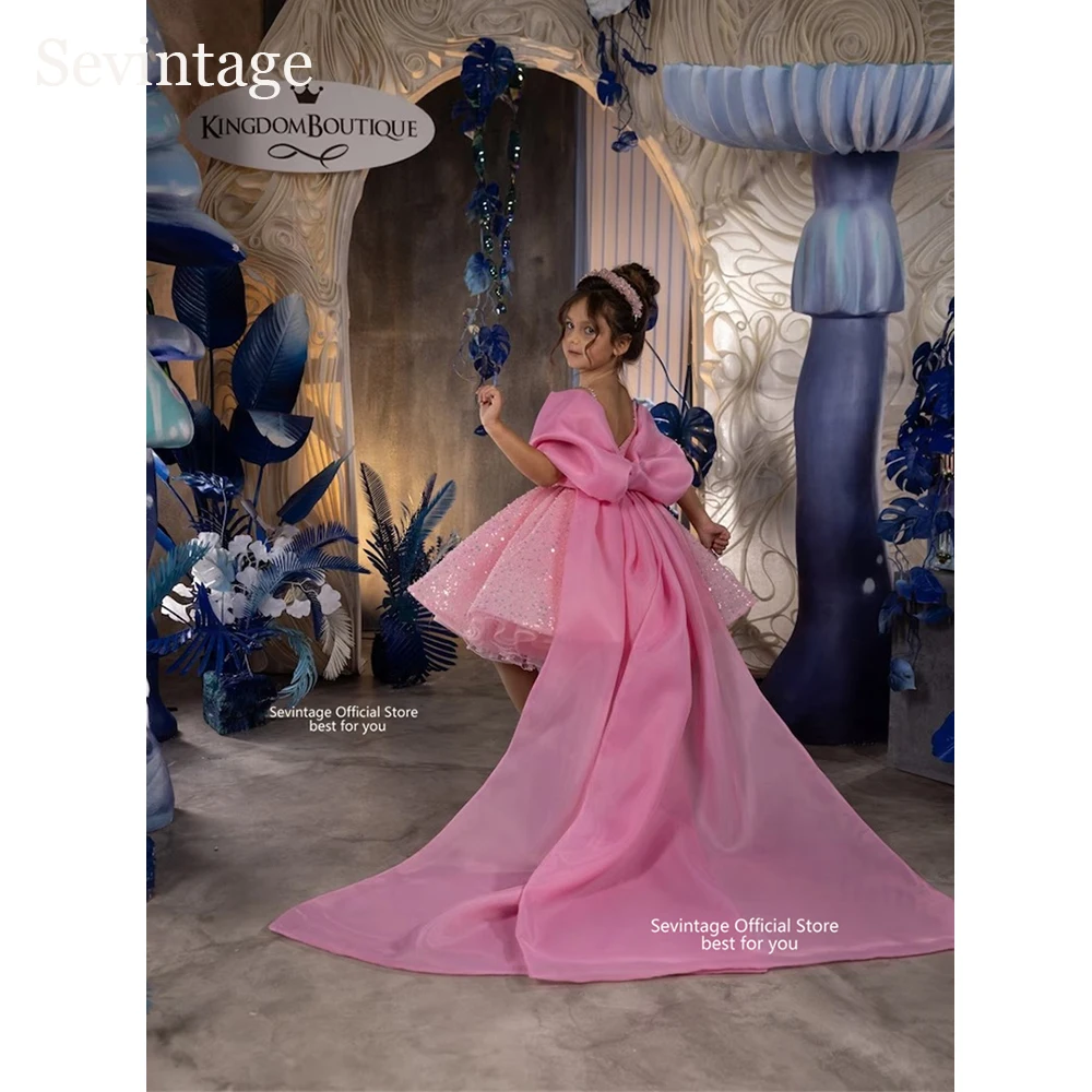 Sevintage Maßgeschneiderte rosa Glitzer-Blumenmädchenkleider mit Pailletten, Schleife und Zug, Kinder-Geburtstagsparty-Kleider, formelle Spaghettiträger Image