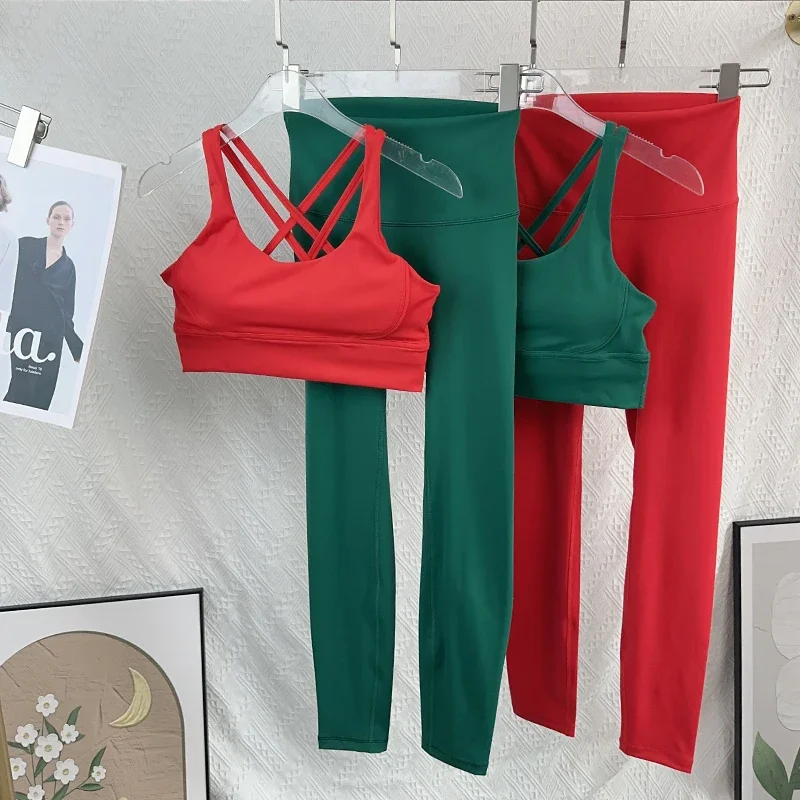 2-teiliger Yoga-Anzug im Weihnachtsstil, einfarbig, Fitnessstudio, Fitness-Set, Yoga-Oberteil mit überkreuztem Rücken, pfirsichfarbene Po-Yogahose, Pilates-Laufanzug