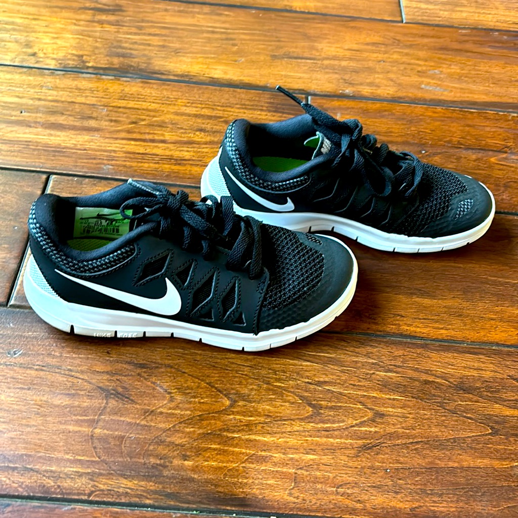 Nike Shoes | Boys Nike Like New Only Worn Once Inside The House Size 1y | Color: Black/White | Size: 1y