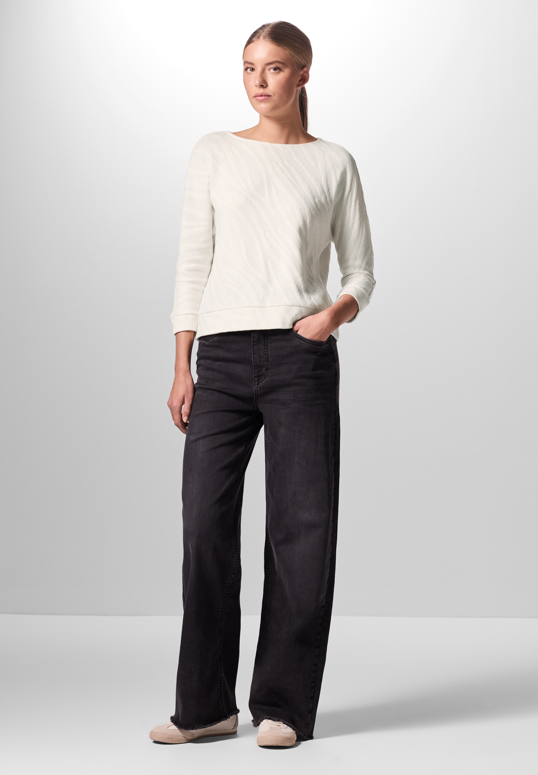 T-Shirt STREET ONE STUDIO, Damen, Gr. 46, beige (soft beige), Stoff, 67% Polyester, 31% Viskose, 2% Elasthan, Strukturmuster, normal normal, U-Boot-Ausschnitt, Bündchen, Shirts T-Shirt, aus elastischem Materialmix