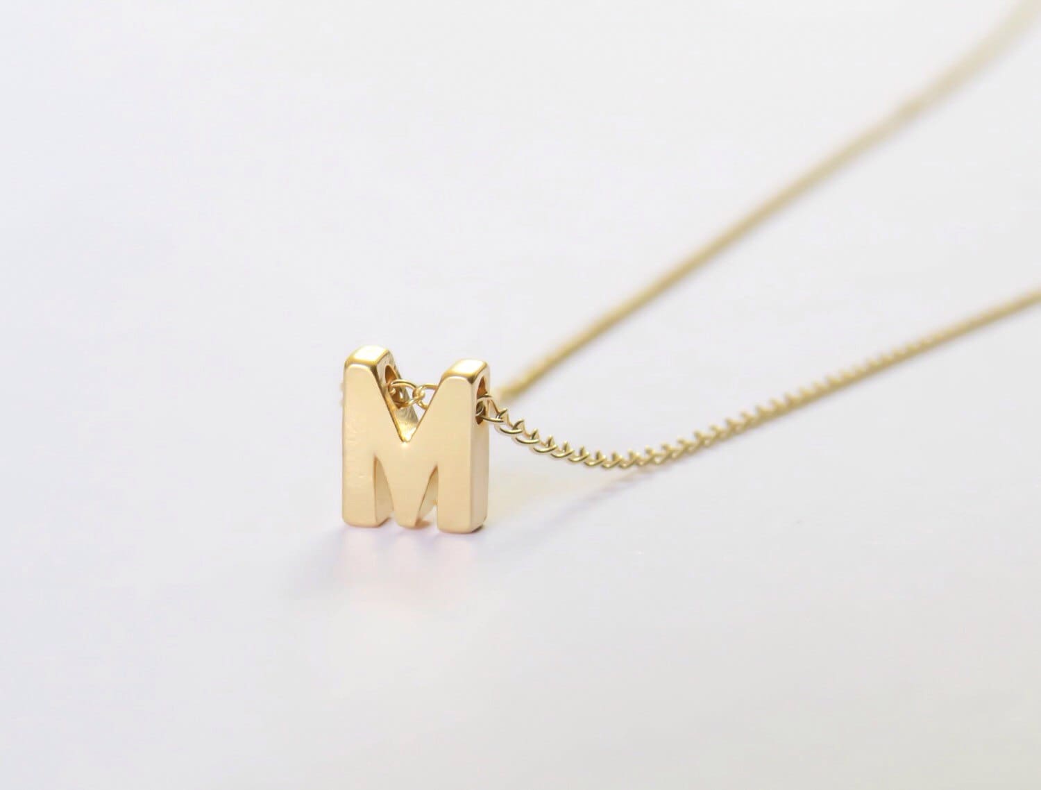 Collana con iniziale riempita d'oro, collana con iniziale in oro, collana con iniziale maiuscola, collana con iniziale delicata, piccola collana con i