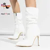 Weiße spitze Zehen stiefel Frauen seitlicher Reiß verschluss im Freien High Heels 2024 neue plissierte Stiefel in der Mitte der Wade 11cm elegante Damen große Schuhe