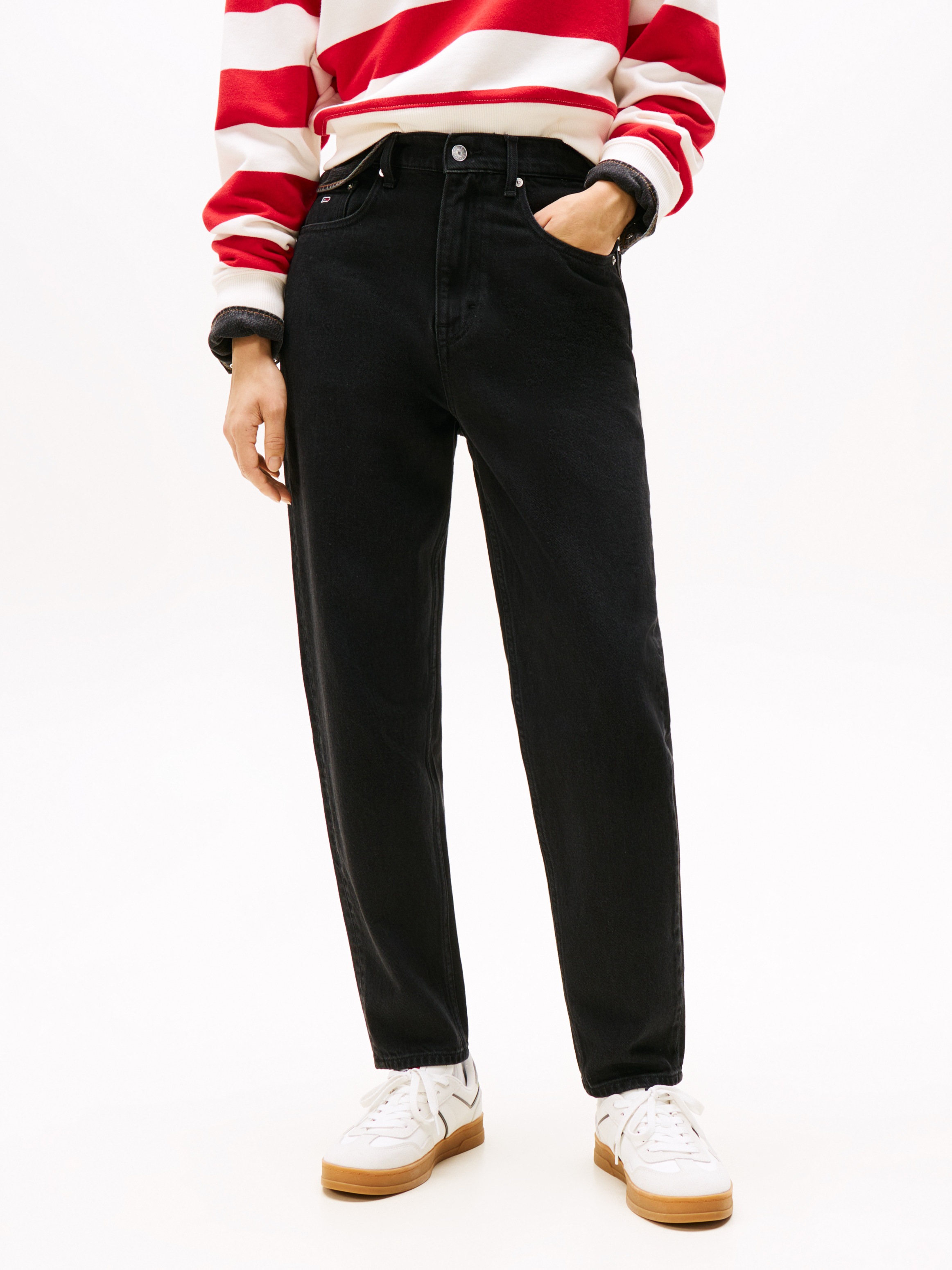 Mom-Jeans TOMMY JEANS "High waist - Mom-Jeans Tapered", Damen, Gr. 28, Länge 28, schwarz (denim schwarz), Denim/Jeans, Obermaterial: 99% Baumwolle, 1% Elasthan, unifarben, gerade, unten schmal, Jeans, mit Logo-Badge, Logostickerei Image