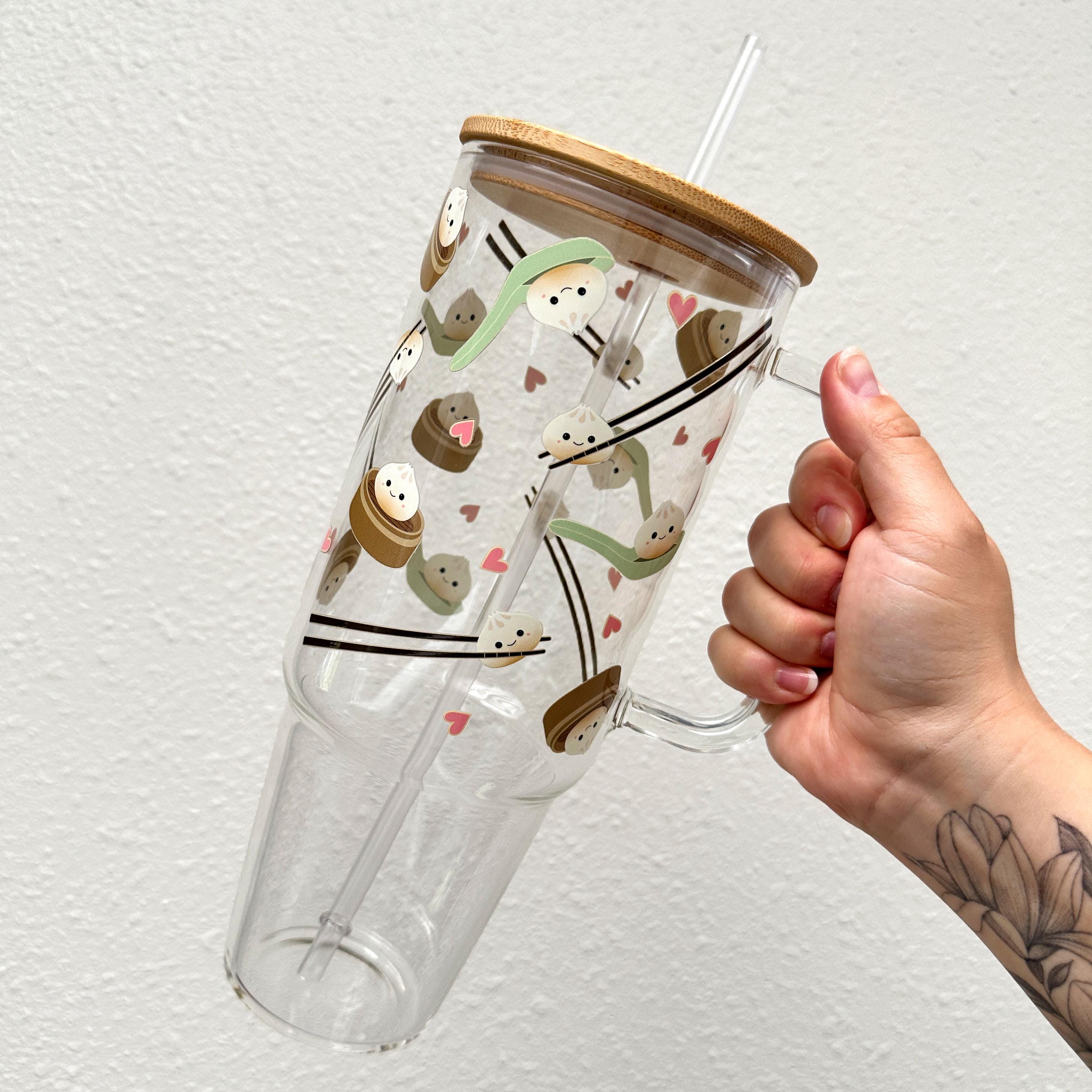 Mignon petit gobelet en verre de 40 oz avec anse et paille, gobelet dumplings Bao Bun, gobelet en verre de cuisine asiatique avec couvercle en bambou