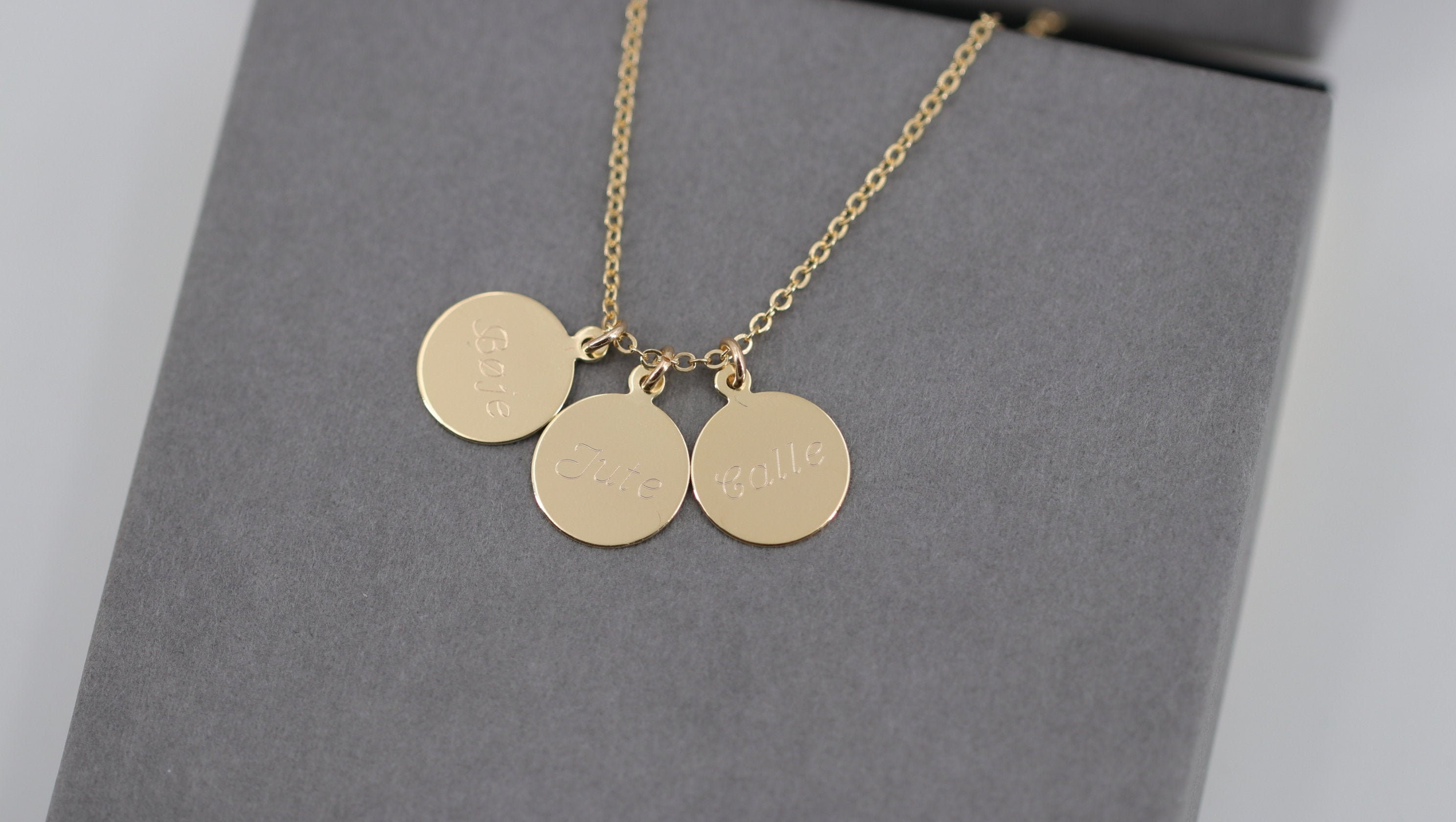 Collana con nome, collana con moneta, collana riempita d'oro con disco, collana riempita d'oro, collana con disco, monogramma, collana incisa, collana