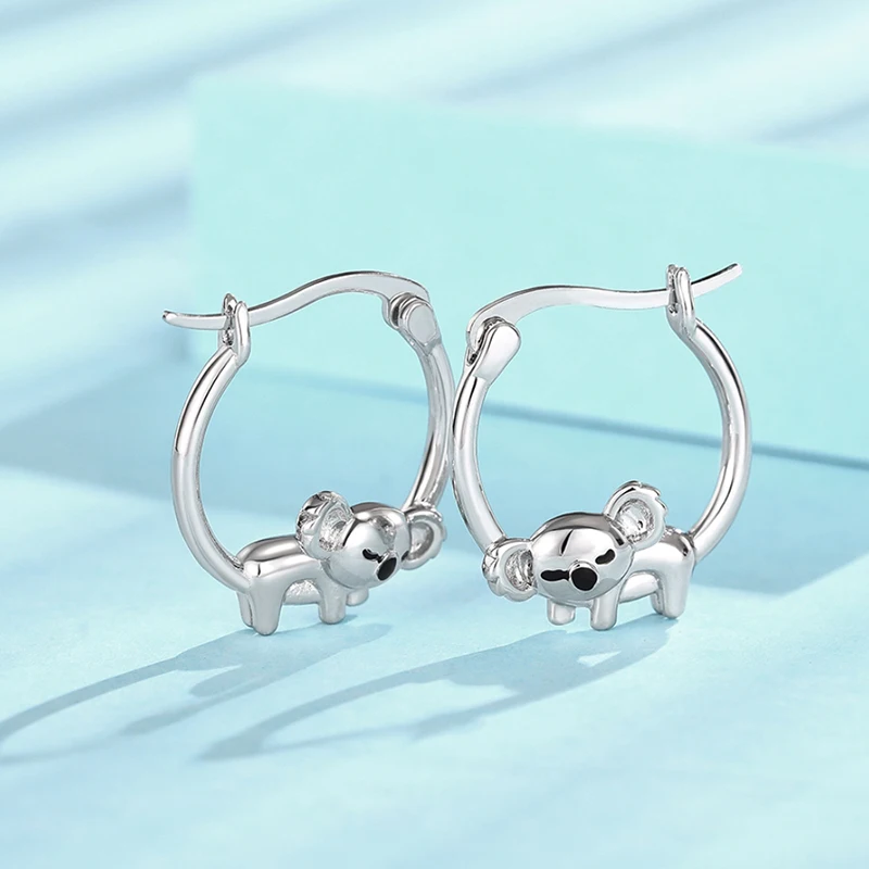 Huitan Niedliche Koala-Ohrringe für Frauen und Mädchen, schlafendes Tier-Koala-Design, handgefertigte Emaille-Creolen, Teenager-Statement-Schmuck Image