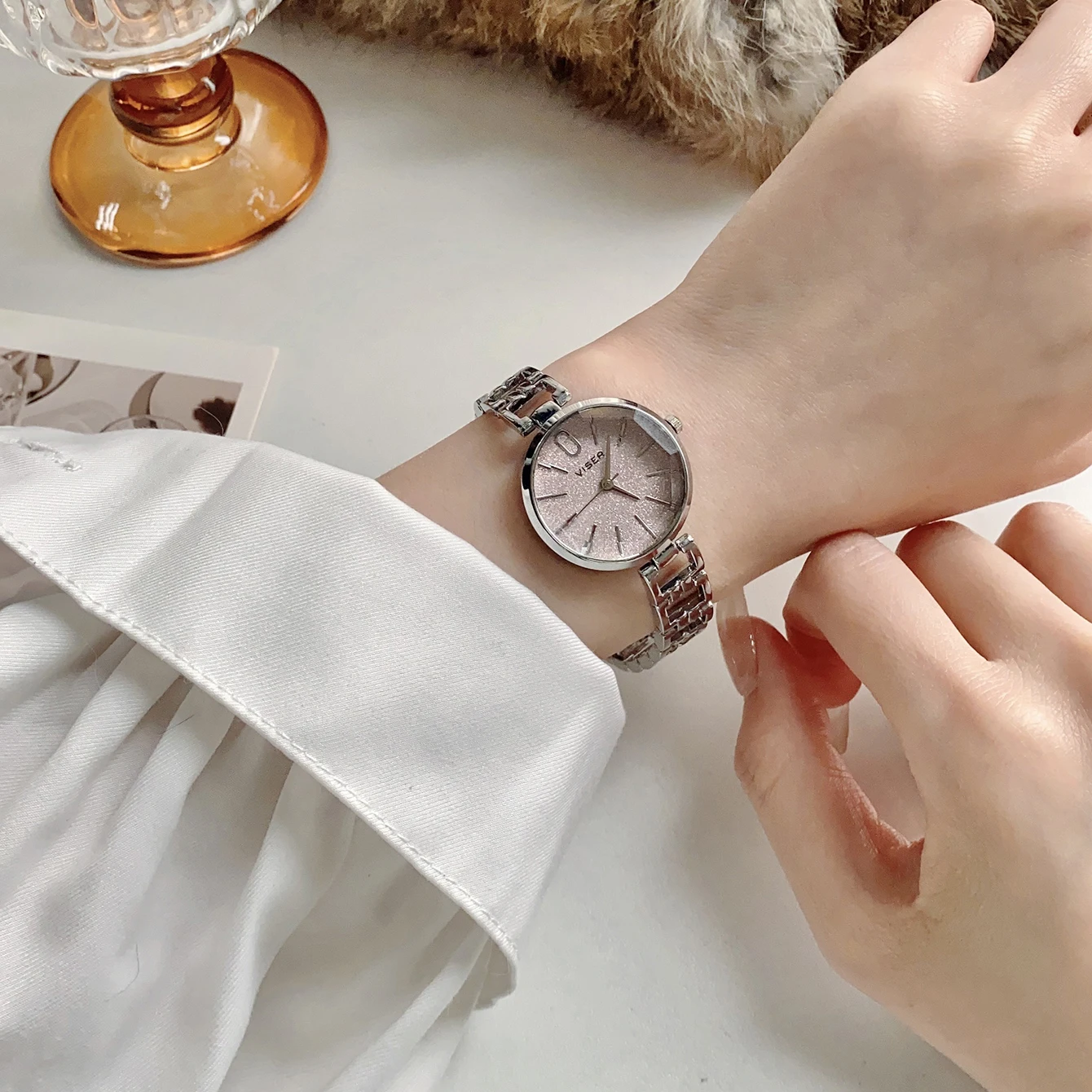 Mode Silber Runde Zifferblatt Uhr Weibliche Quarzwerk Vielseitige Elegante Damenuhr Image