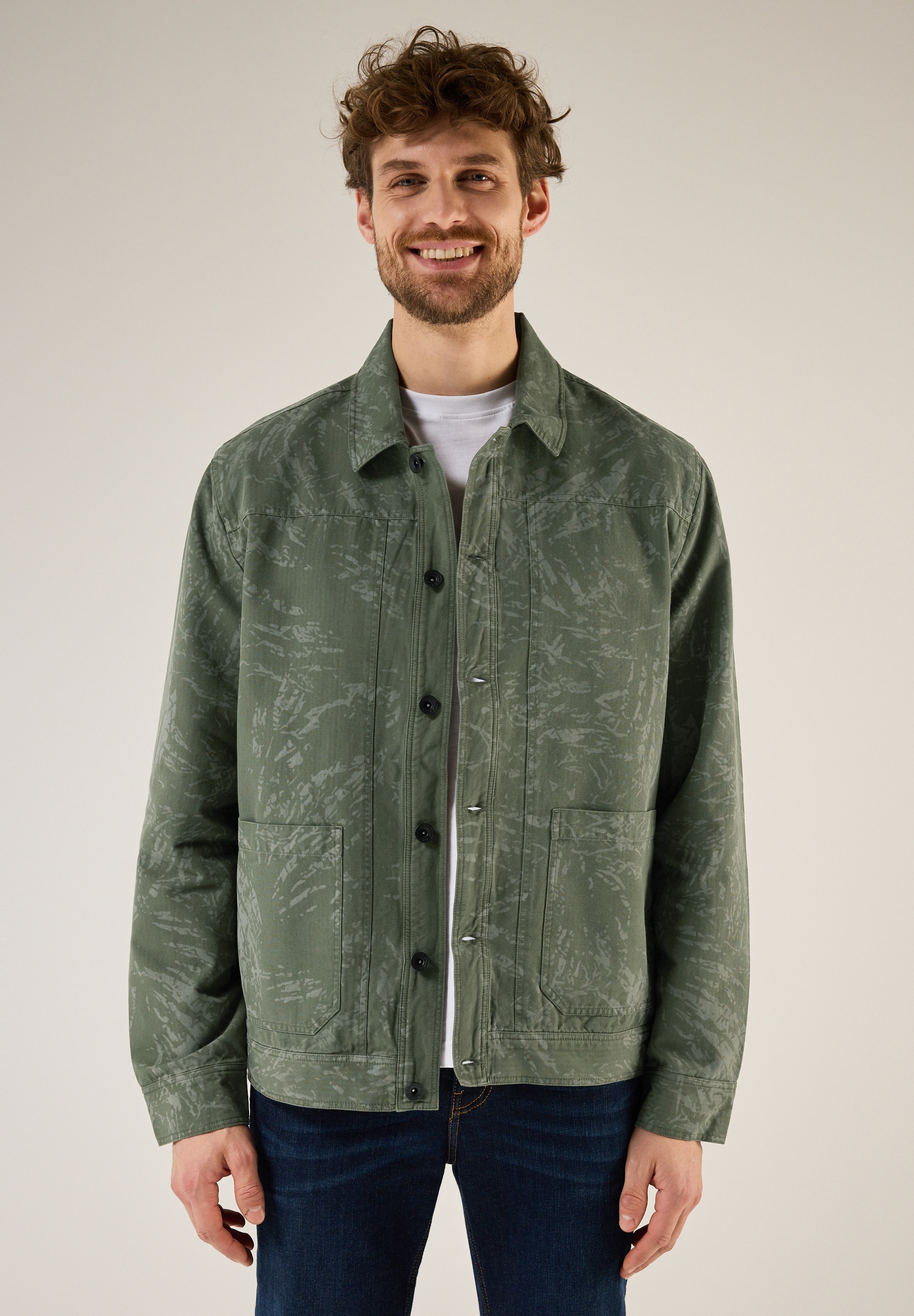 Cargojacke STREET ONE MEN, Herren, Gr. L (42), grün (deep olive grün), Web, Obermaterial: 100% Baumwolle; Futter: 100% Baumwolle, gemustert, normal hüftbedeckend, V-Ausschnitt, gerader Abschluss, Jacken, mit allover Print