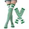 Set mit grün-weiß gestreiften Kniestrümpfen und fingerlosen Handschuhen zum St. Patrick's Day mit Kleeblatt-Design, festliche Accessoires für Damen, perfekt für Feiertage und Kostümpartys