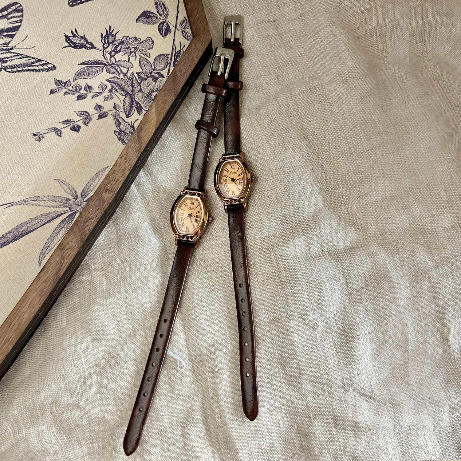 1 Stück Vintage Casual Elegant Damen Kaffeebraune Lederarmbanduhr, modisches tonnenförmiges Zifferblatt mit Strass-Dekor Image