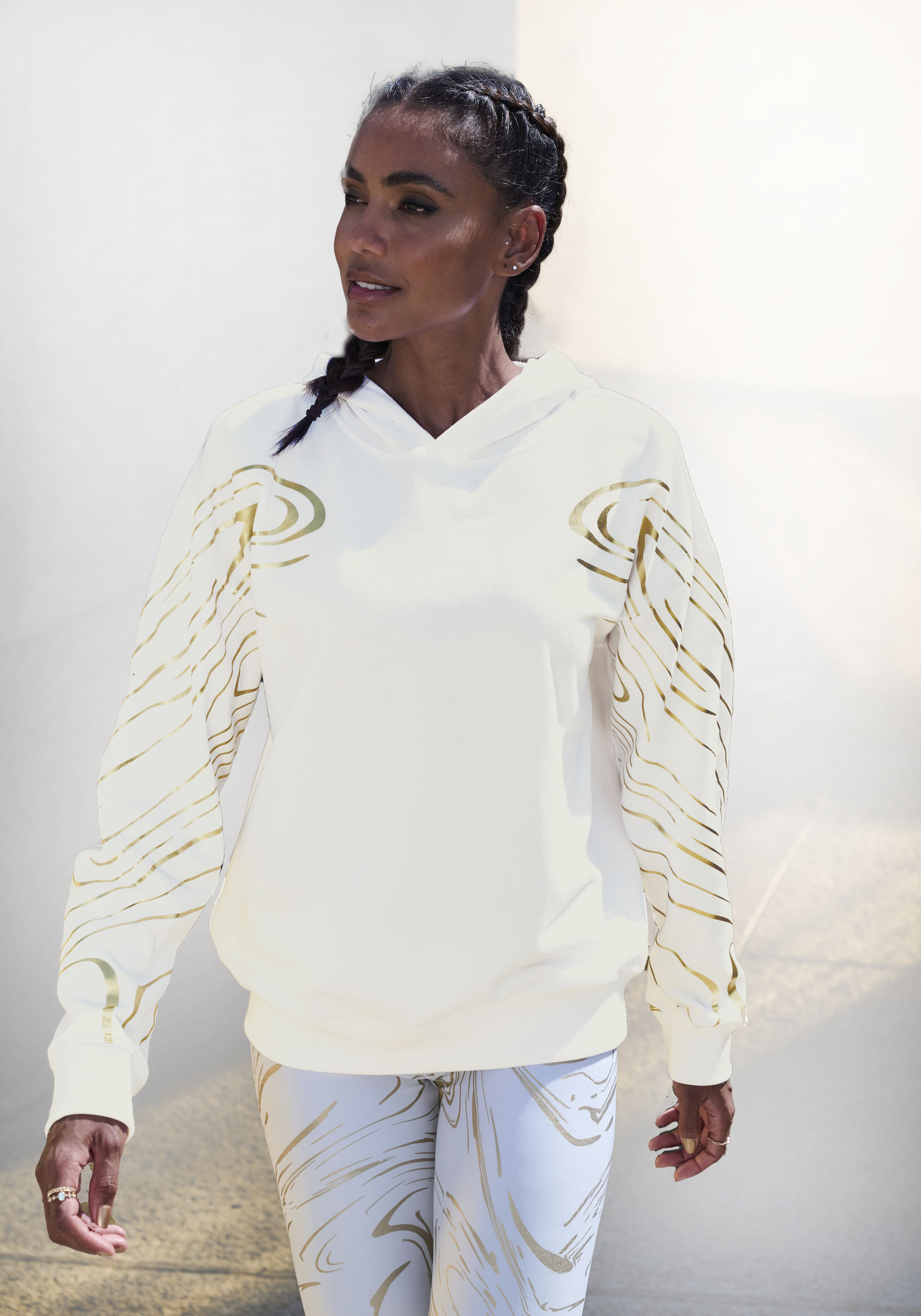 Hoodie LASCANA ACTIVE, Damen, Gr. M (40/42), gold (weiß, gold), Sweatware, Obermaterial: 60% Baumwolle, 40% Polyester, bedruckt, gemustert, glänzend, bequem hüftlang, Rippbündchen, Sweatshirts Hoodie