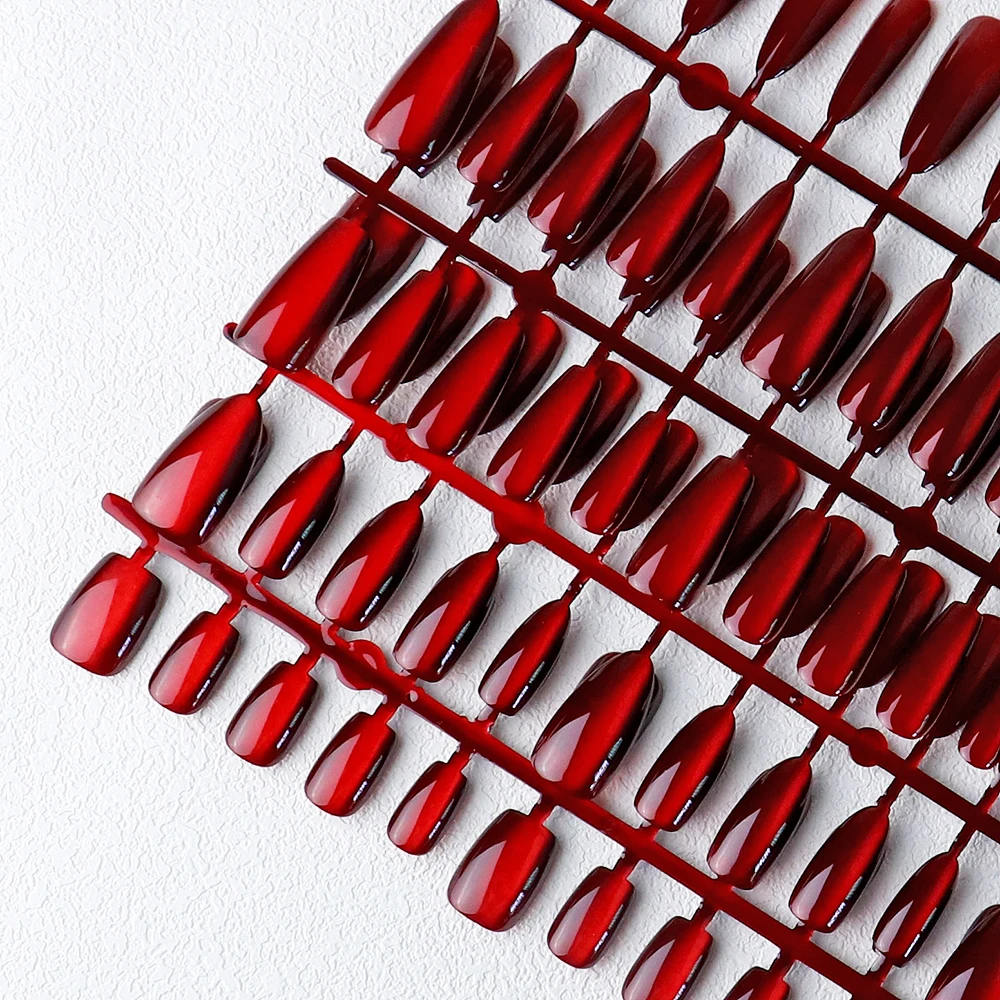 30 pezzi Magnete rosso Cat Eye Unghie finte Mandorla Lunga bara Unghie finte lucide Unghie finte quadrate Punte per unghie riutilizzabili con copertura completa