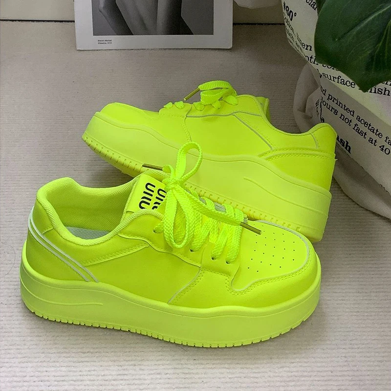 Neue Frühlingsschuhe für Damen, grüne Turnschuhe, Plateau-Schnürsneaker, Damen-Hip-Hop, klobige Sportschuhe, Kunstleder-Sneaker