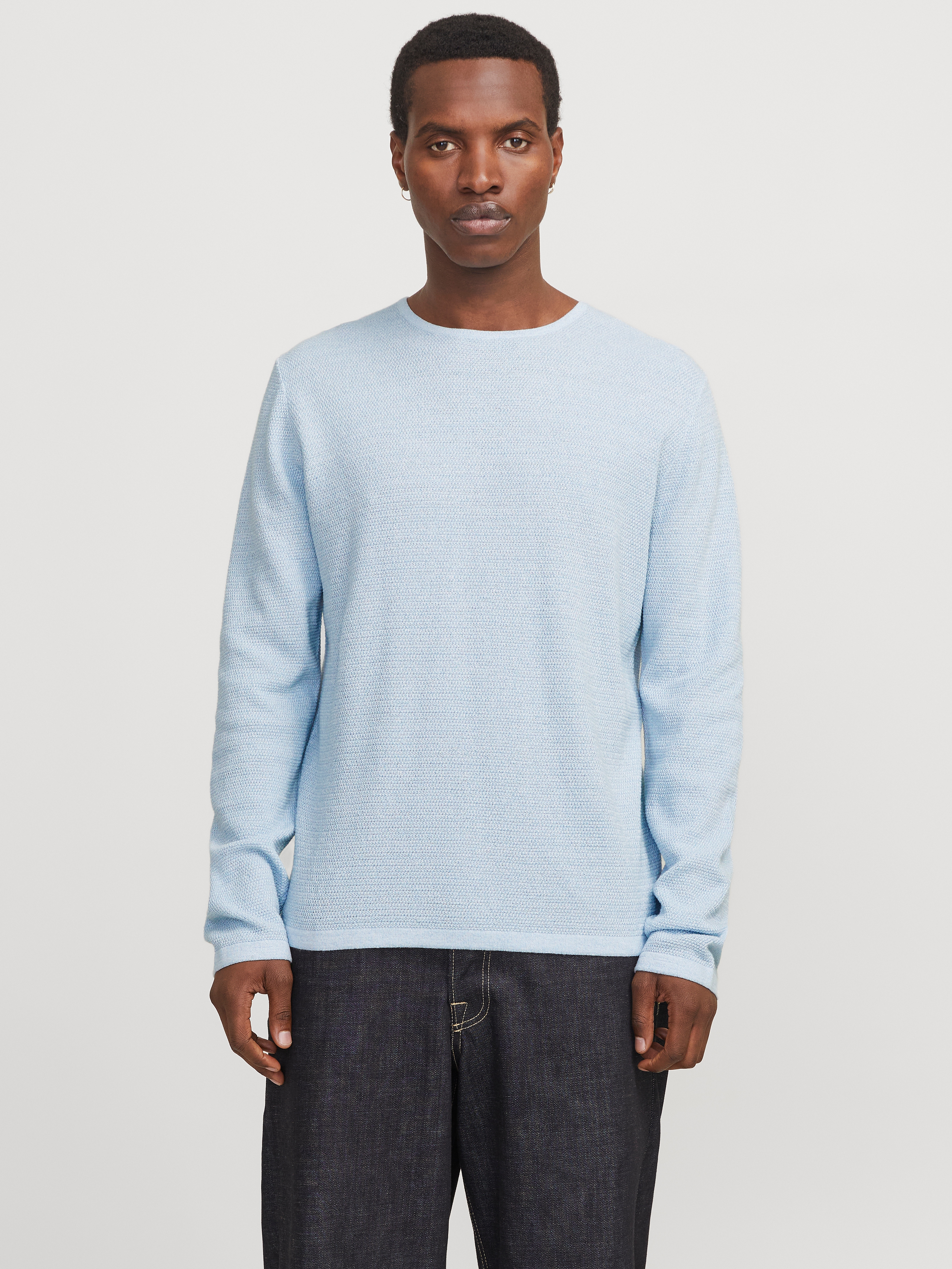 Rundhalspullover JACK & JONES "JJEGEORGE KNIT CREW NECK NOOS", Damen, Gr. L, blau (chambray blau detail:with cloud dancer), Strick, Obermaterial: 85% Baumwolle, 15% Polyester, unifarben, relaxed fit taillenbedeckt, Rundhals, Bündchen, Pullover...
