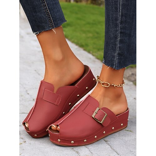 Damen-Pantoletten mit Peep-Toe und Keilabsatz, Schnallenriemen und Nietenakzenten – bequeme Schlupfsandalen für die Freizeit und Sommerausflüge Image