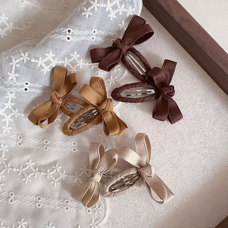 2 teile/satz Elegante Prinzessin Baby Haar Clip Beige Kaffee Farbe Blatt Stil Bang Seite Clip Baumwolle Gürtel Bogen Kleinkind Haar Zubehör Image