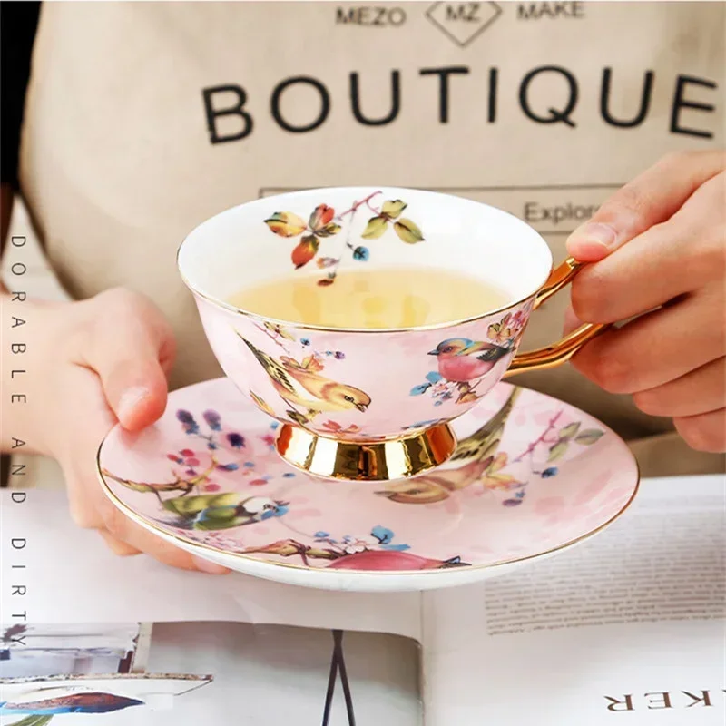 Eur-Stil Pink Bird Bone China Kaffeetassen-Set, kreative Keramik, High-End-Phnom Penh, englisches Nachmittagstee-Set, Tasse mit Löffel Image