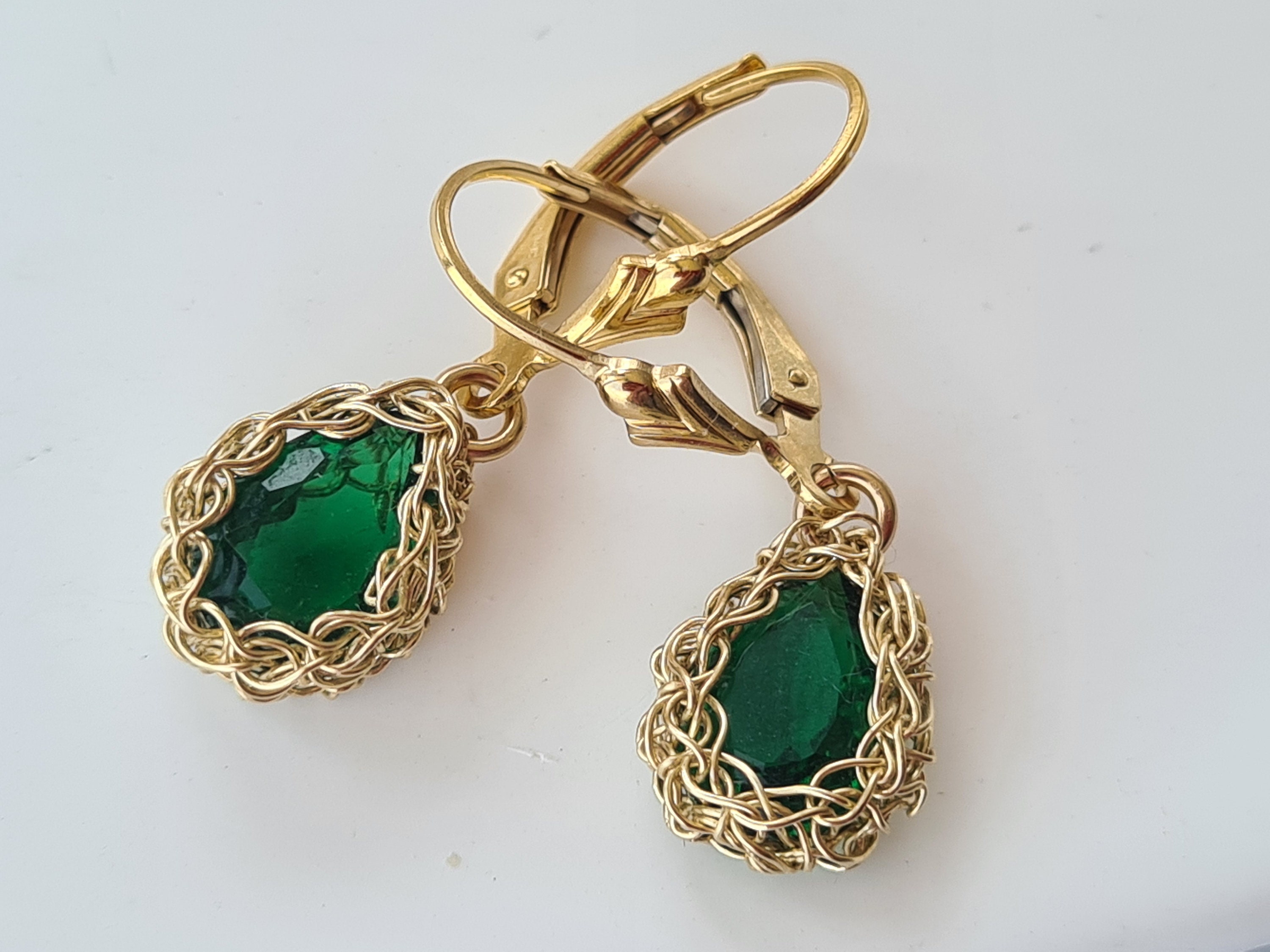 Grüne Smaragd Ohrringe, Mai Ohrringe Mai Birthstone Ohrringe Smaragd Gold Ohrringe, Baumeln Smaragd Ohrringe, feine handgemachte Birnen Ohrringe, Mesh