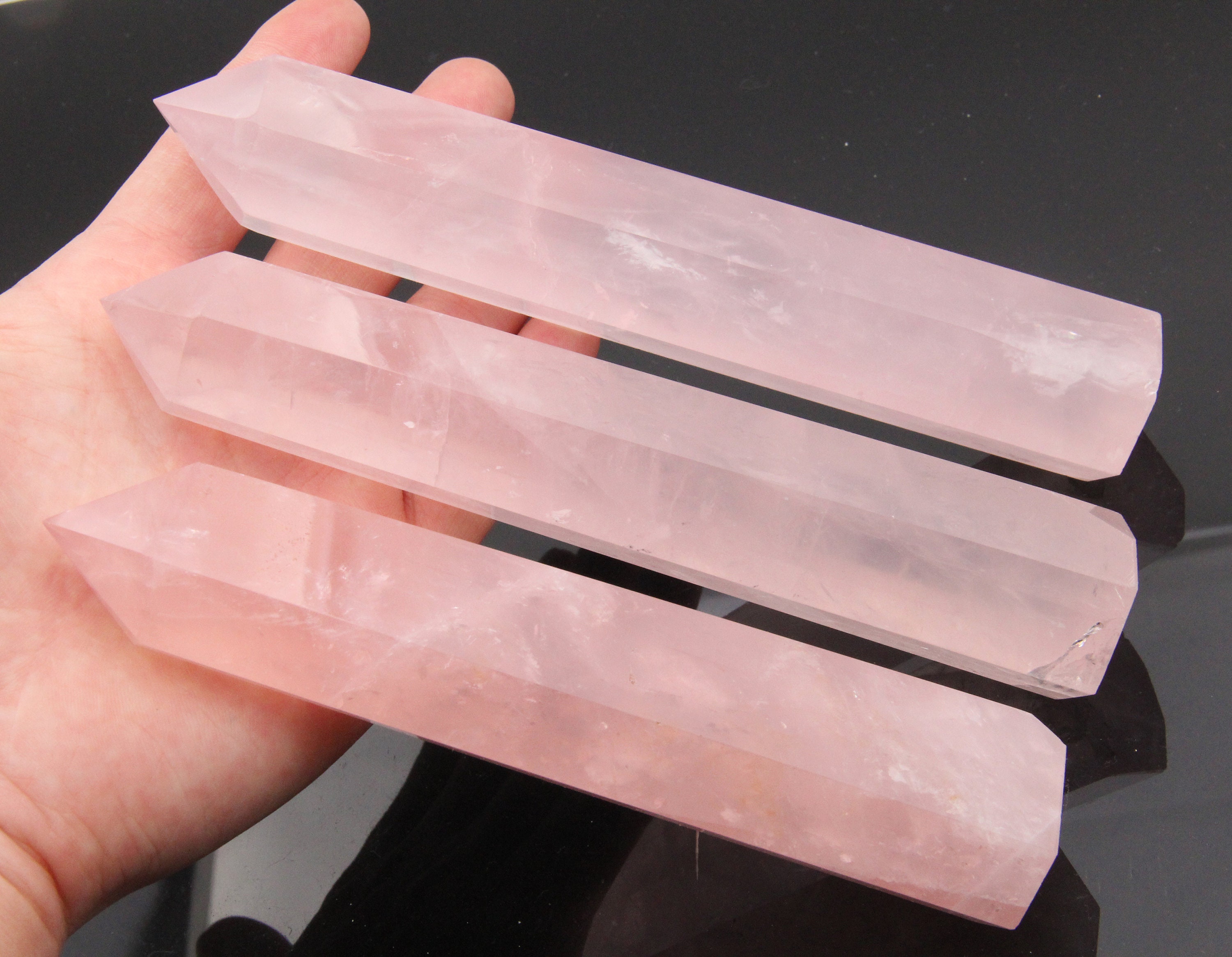 Tour de cristal. Grande tour d'obélisque en quartz rose. Pointe de quartz rose, baguettes en cristal, tour d'obélisque, cristal de guérison, tour de d