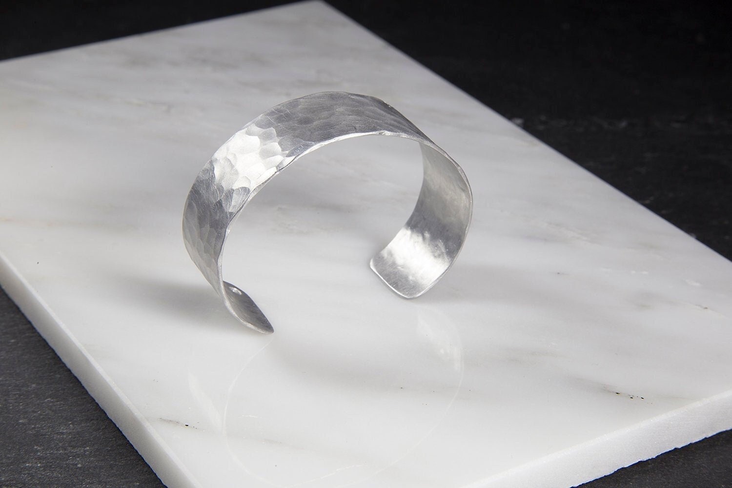 Bracciale in alluminio, bracciale argentato, gioiello casual, bracciale stretto, bracciale, regalo di compleanno, regalo per lei, semplice bracciale,