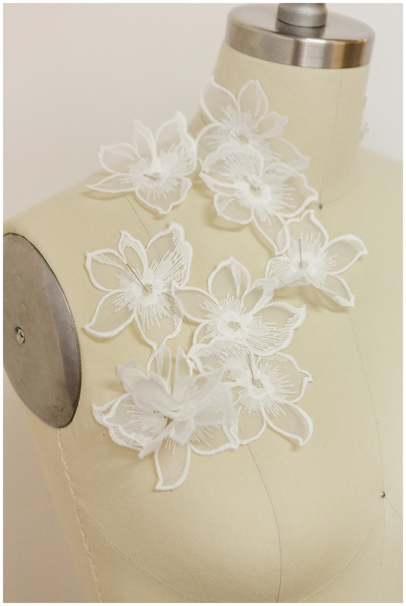 A17-158 // 10 pezzi. Toppa con fiore in pizzo, fiore 3D da cucire, applicazione in pizzo con fiore 3D, fiore in pizzo 3D, applicazione in pizzo per ab