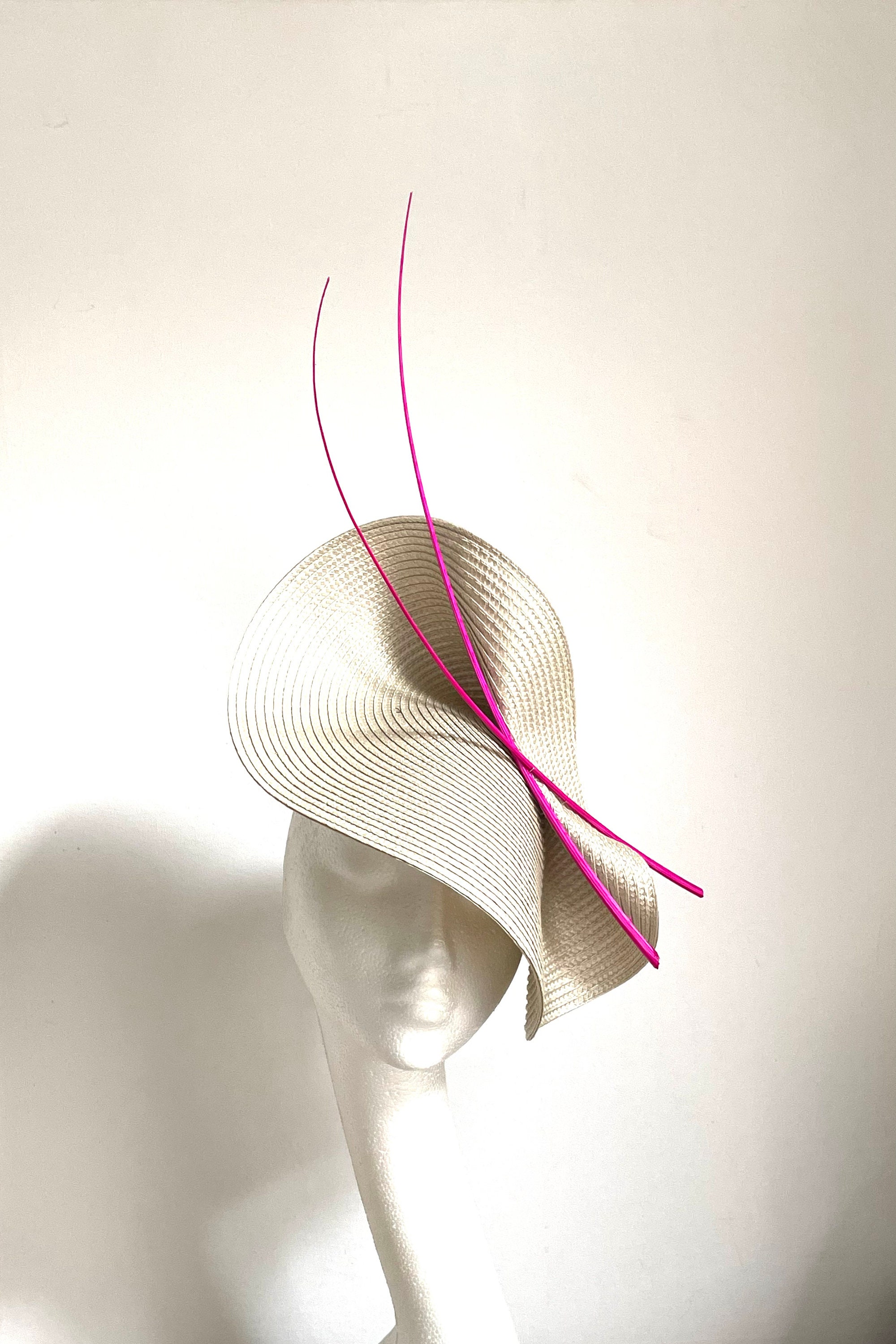Cappello a disco fucsia beige, cappello fascinator beige Kentucky Derby, fascinator di paglia da sposa, cappello da corsa Royal Ascot, cappello per la