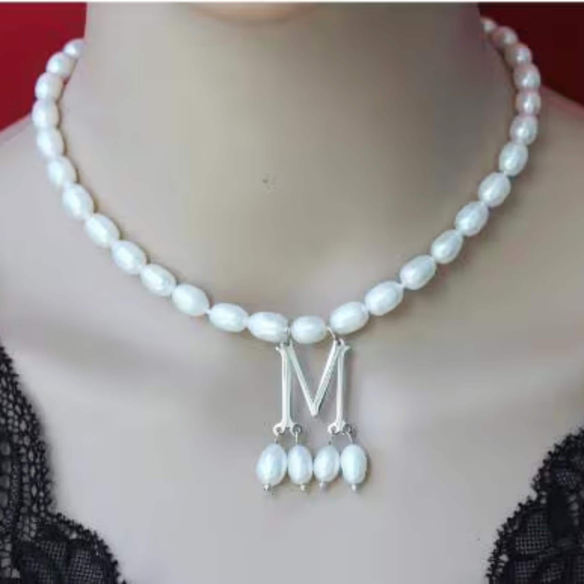 Nuova collana di perle bianche con ciondolo in oro e argento con iniziale, collana di Anna Bolena, collana girocollo di perle, collana regalo per lei