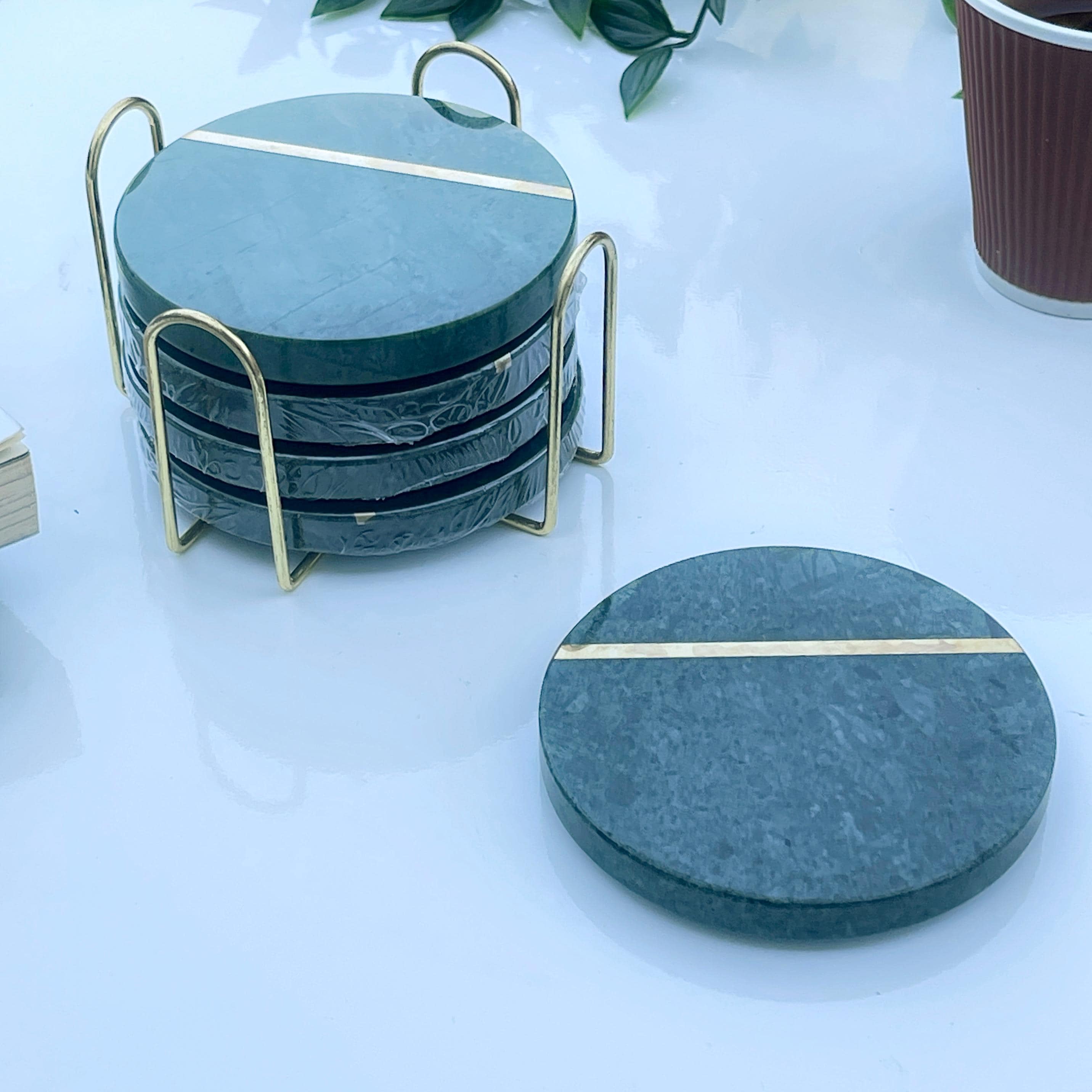 Sottobicchieri in marmo verde scuro con intarsi in ottone dorato / Set di 4 sottobicchieri con supporto / Sottobicchieri per bevande / Sottobicchieri