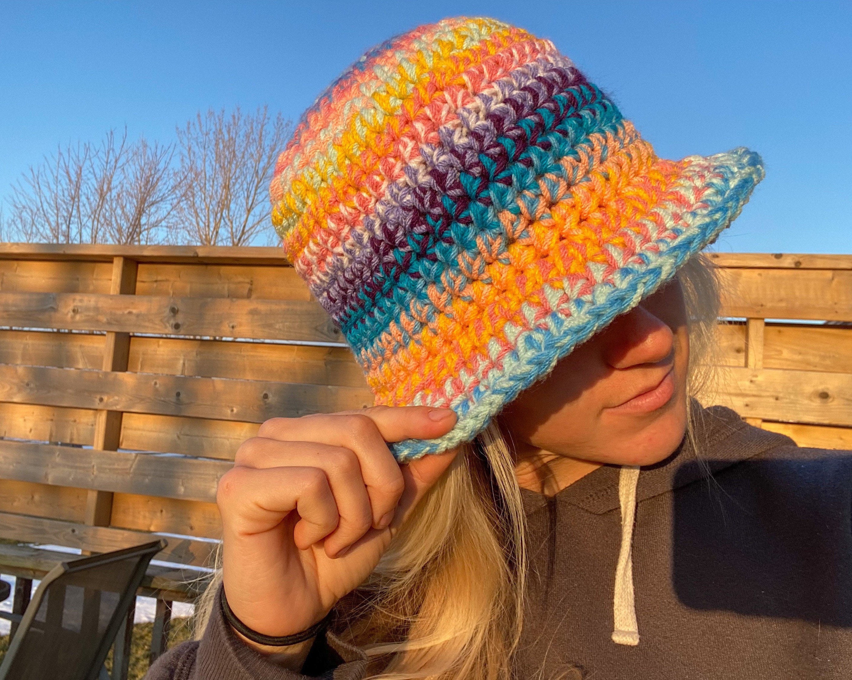 SCHEMA ALL'UNCINETTO - Schema all'uncinetto autunnale - Schema per cappello a secchiello colorato - Schema per cappello all'uncinetto - Schema all'unc