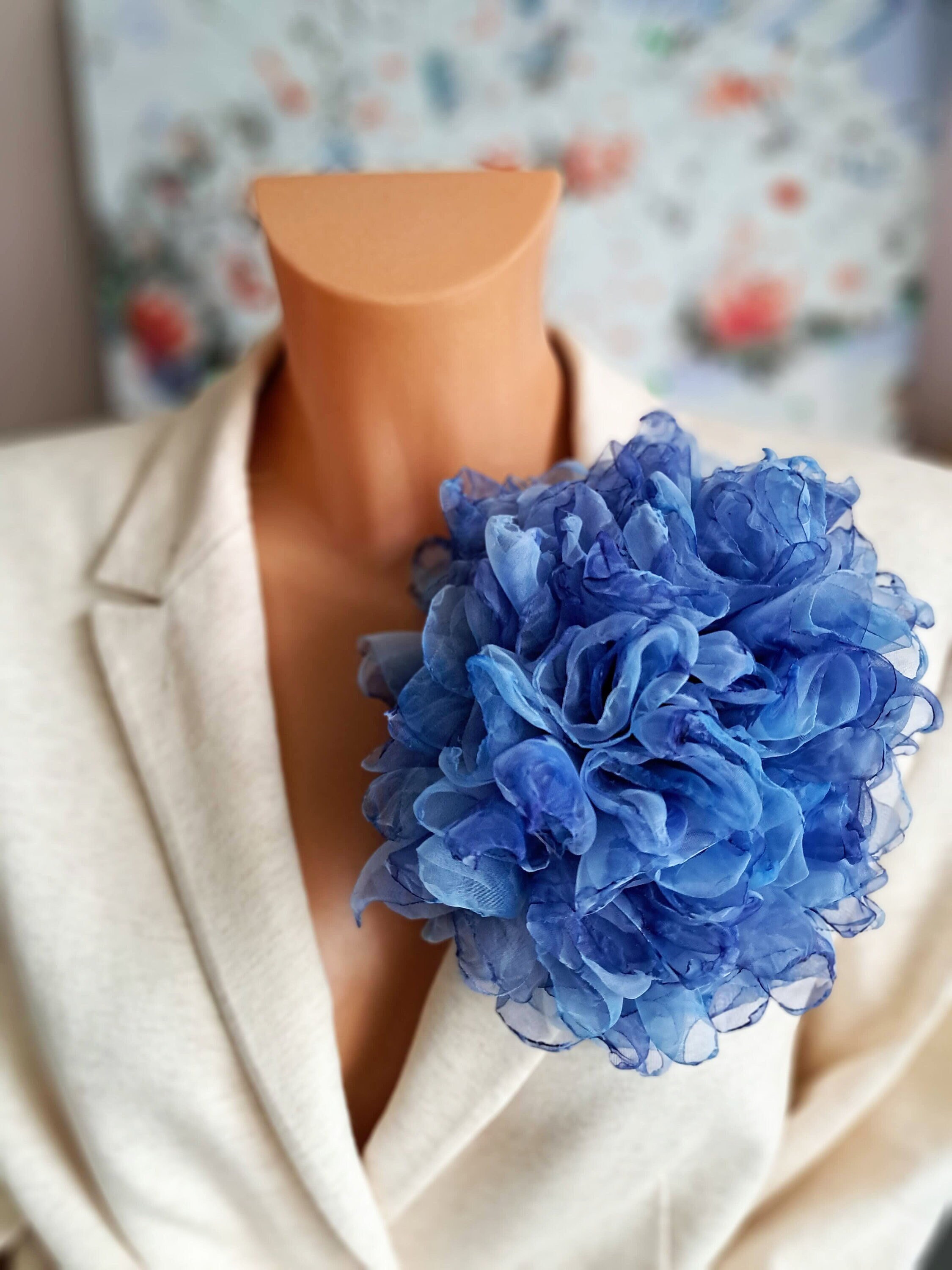 Fiore di organza Spilla grande a forma di fiore Spilla a forma di fiore blu morbido Spilla floreale alla moda Regalo per la mamma Elegante spilla a fo