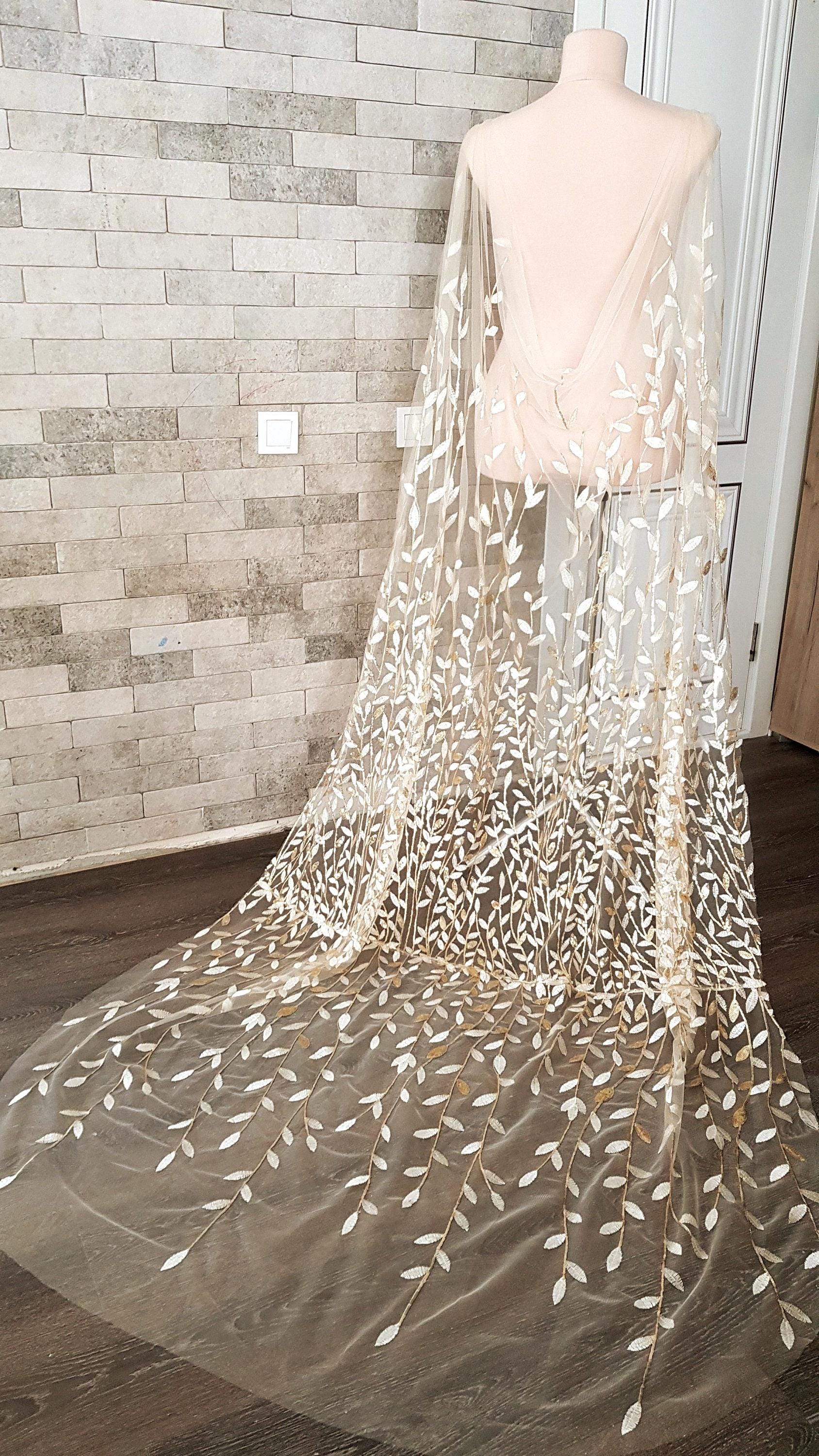 Mantella da sposa con foglie dorate: mantello da sposa boho con paillettes scintillanti, foglie, fiori autunnali e giardino botanico.