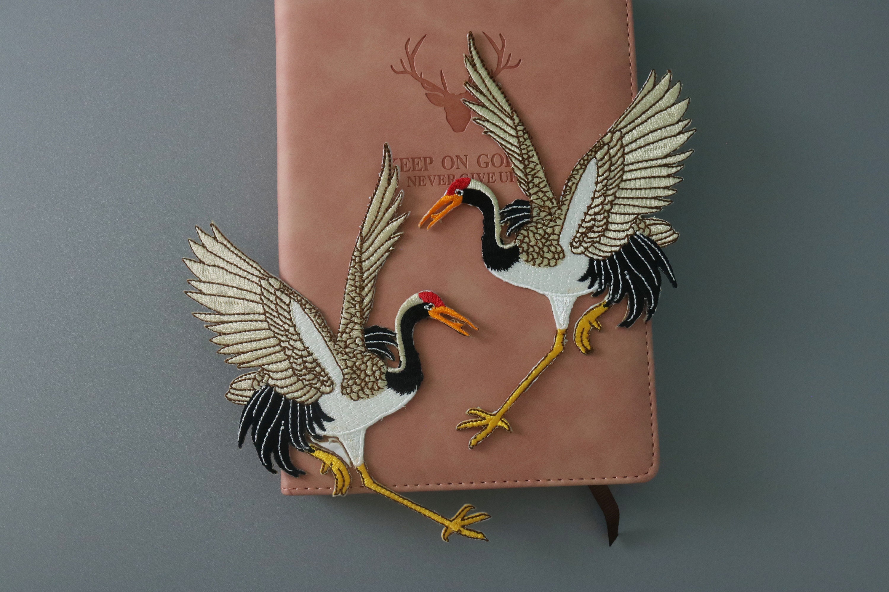 una coppia di grandi gru giapponesi toppa, toppa uccello, toppa termoadesiva, toppa ricamata, applicazione, toppa per giacca, toppa per zaino