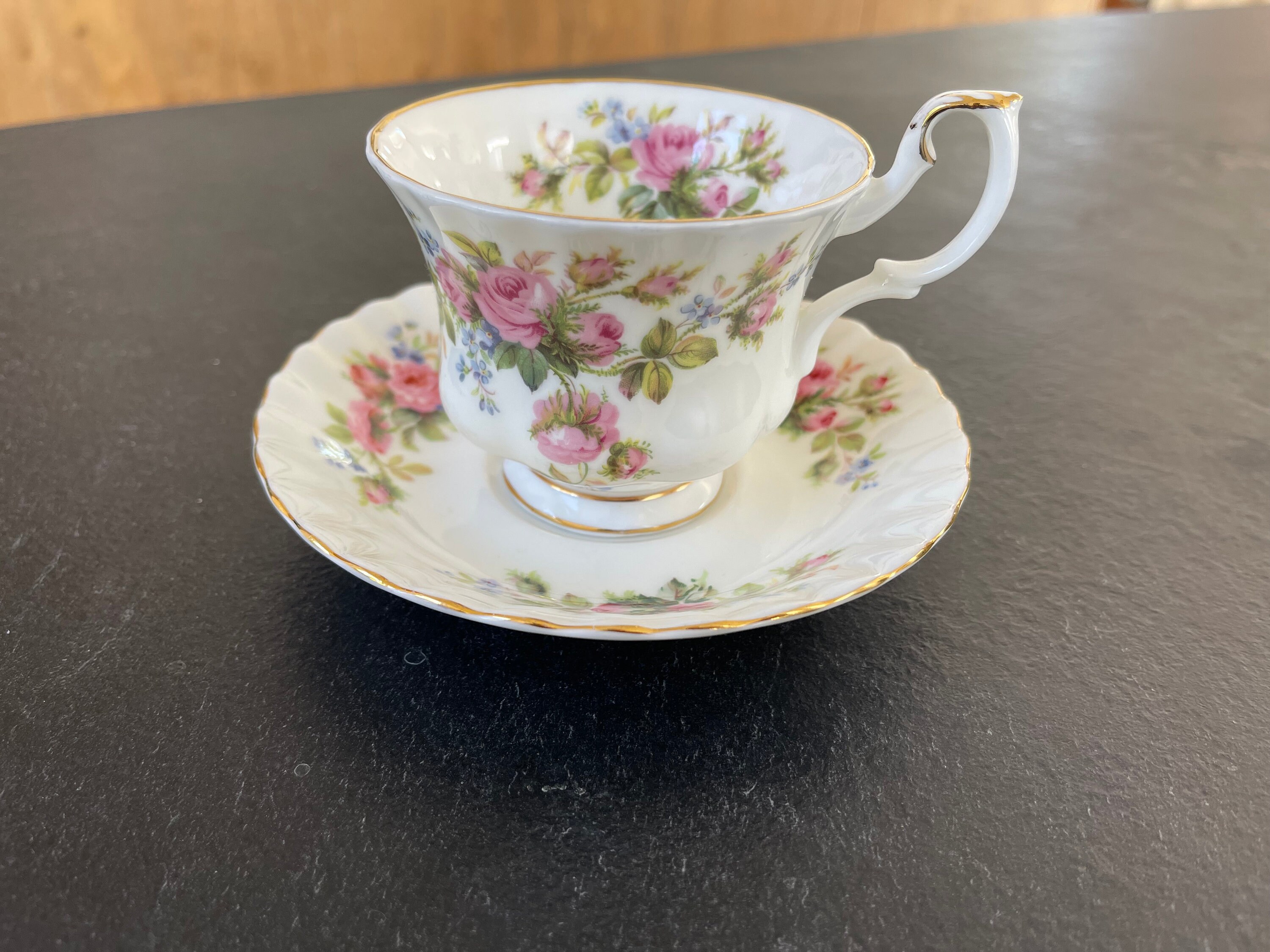 "Set da uomo vintage Royal Albert Bone China \"Moss rose\" - Tazza e piattino - Grande tazza da tè o caffè con piattino - Anni '60 - Bordo scanalato"