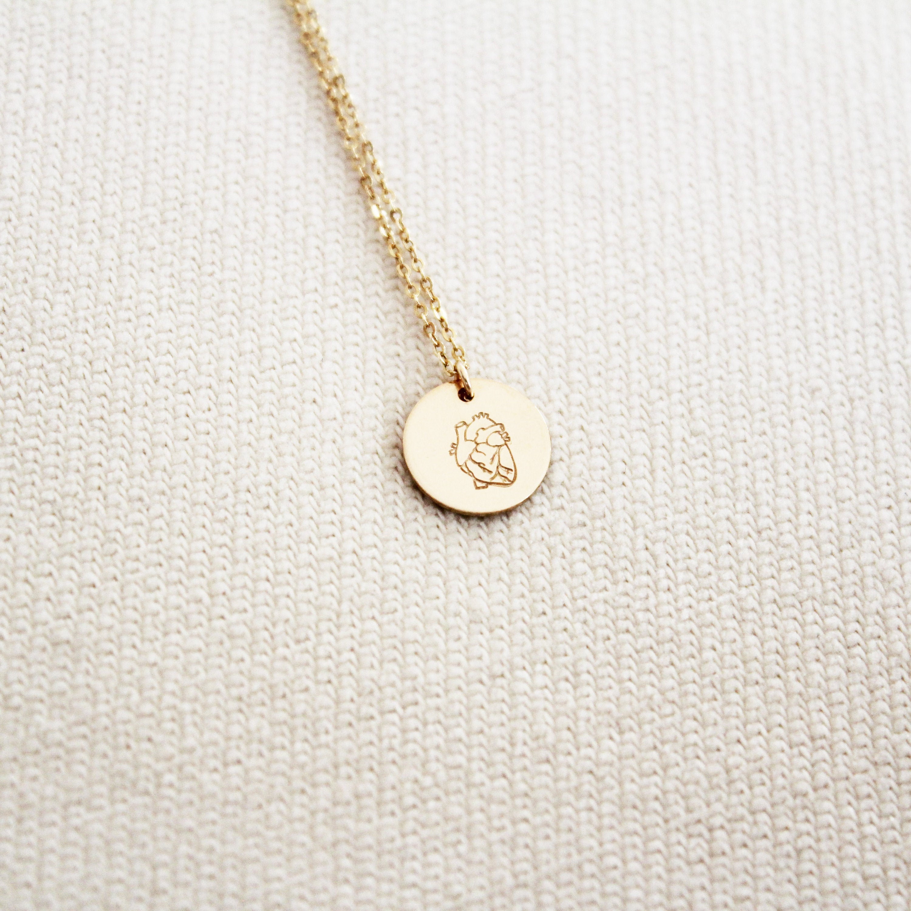 Collana con cuore anatomico, collana con cuore in oro, quando chiama il cuore, collana con cuore sacro, collana con ciondolo a forma di cuore, cuore a