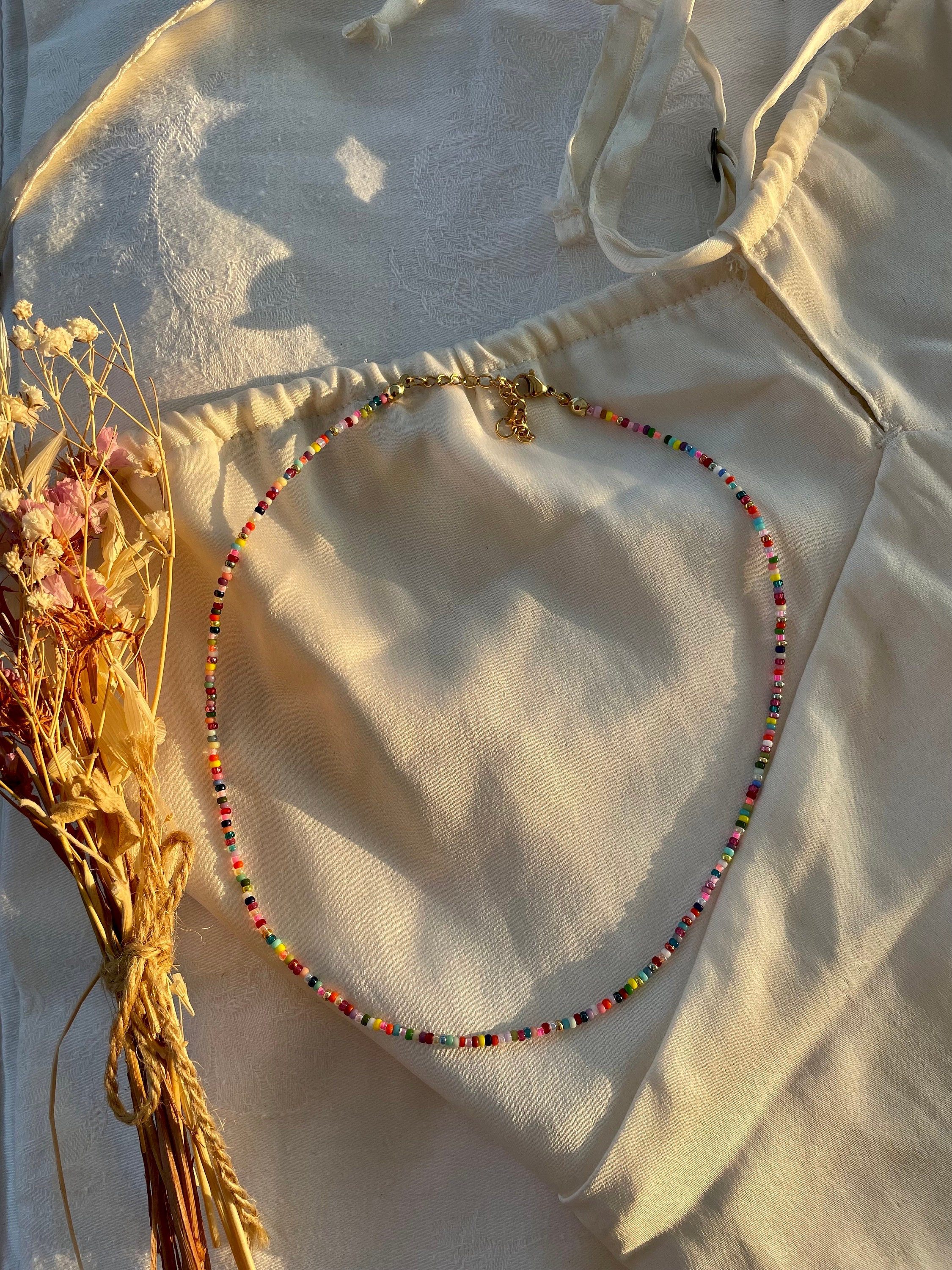 Aruba - collana di perline colorate fatta a mano con mini perline / delicata collana colorata / gioielli fatti a mano / regalo fatto a mano per lei /
