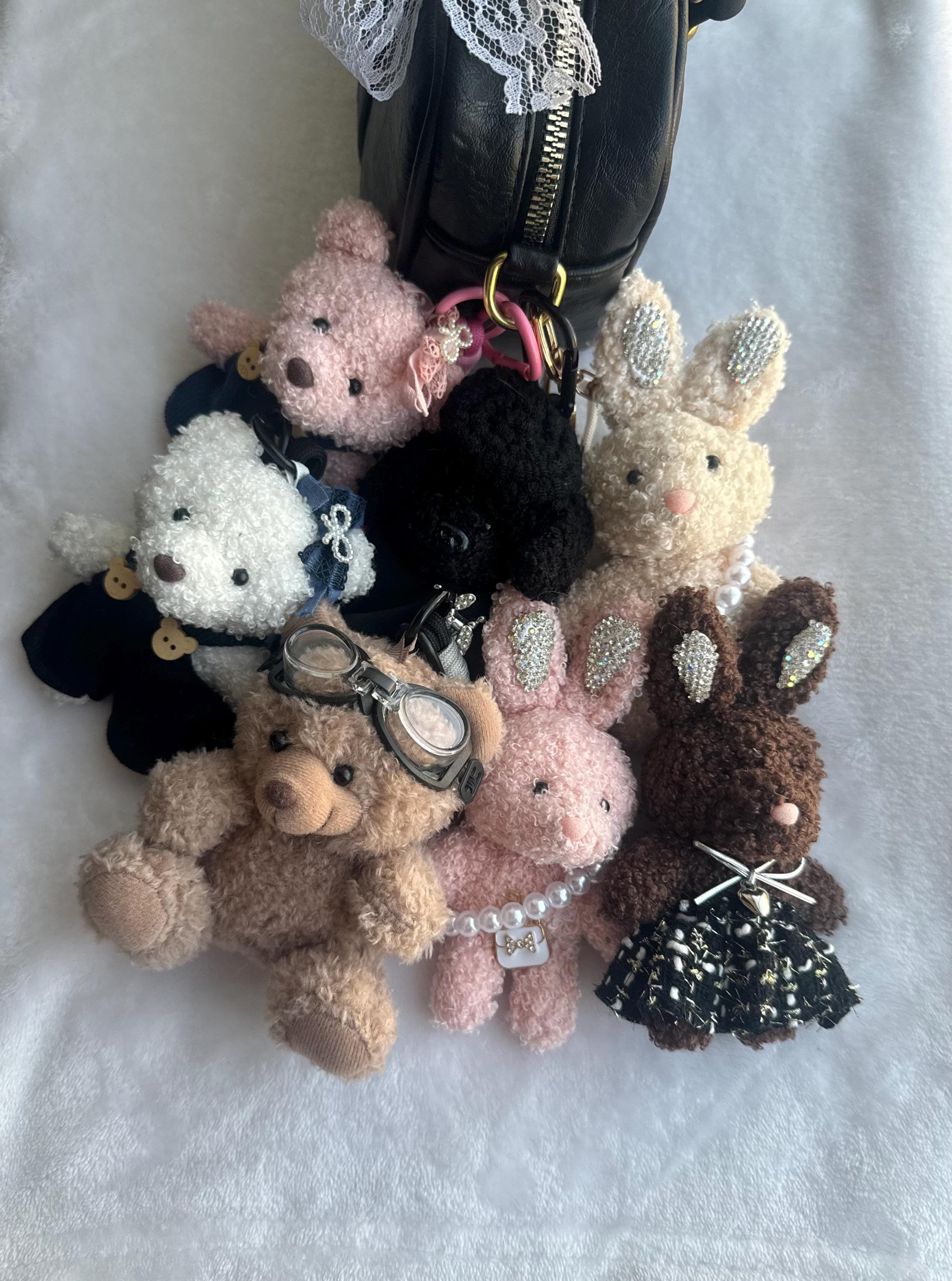 Grazioso ciondolo per borsa a forma di orsetto di peluche, soffice orsetto con tuta e coniglietti, portachiavi di peluche, morbido peluche decorativo