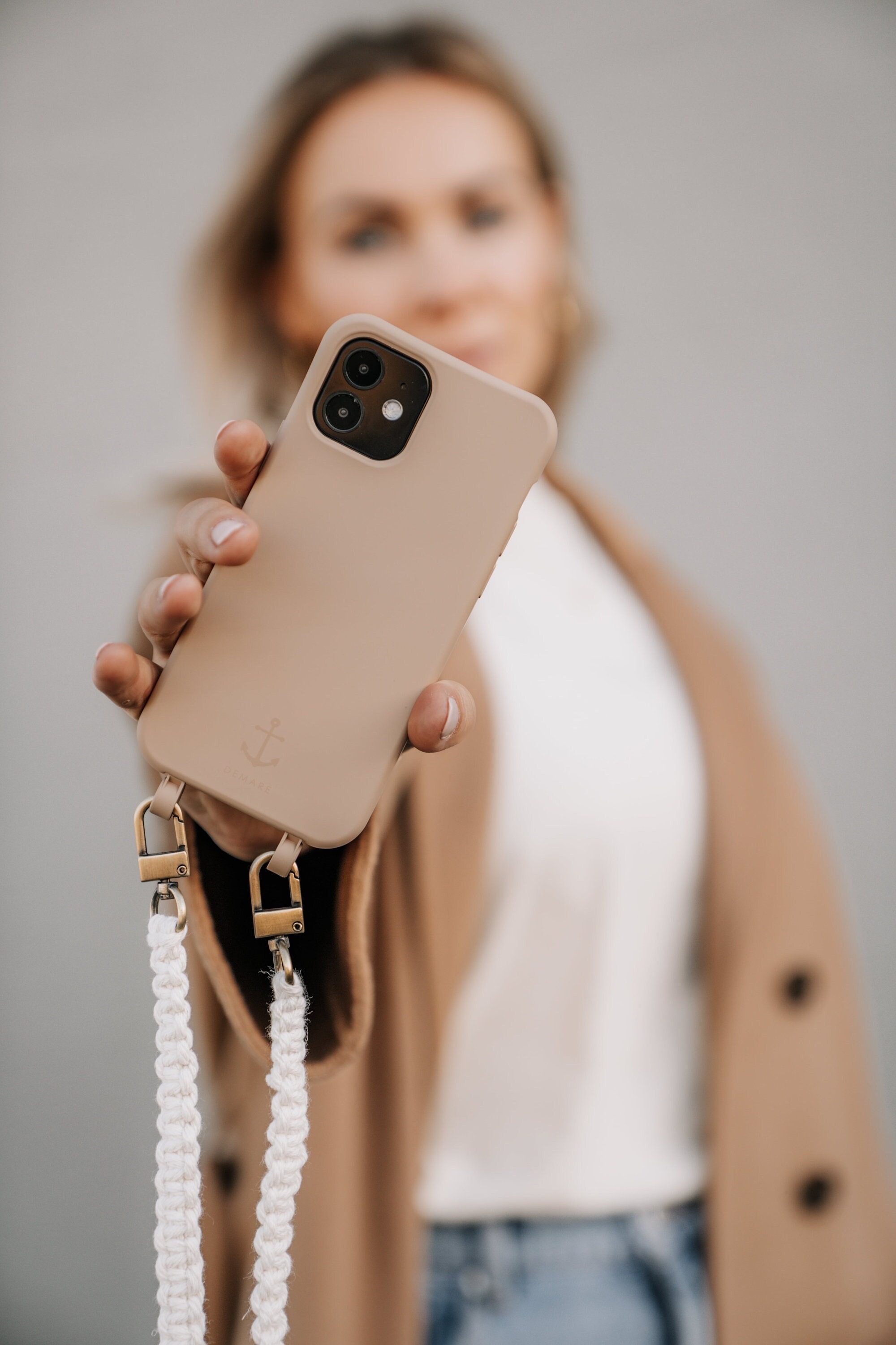 Custodia per cellulare BEIGE con cinturino per cellulare macramè NATURE (catena per cellulare boho, catena per cellulare macramè, cinturino con mosche