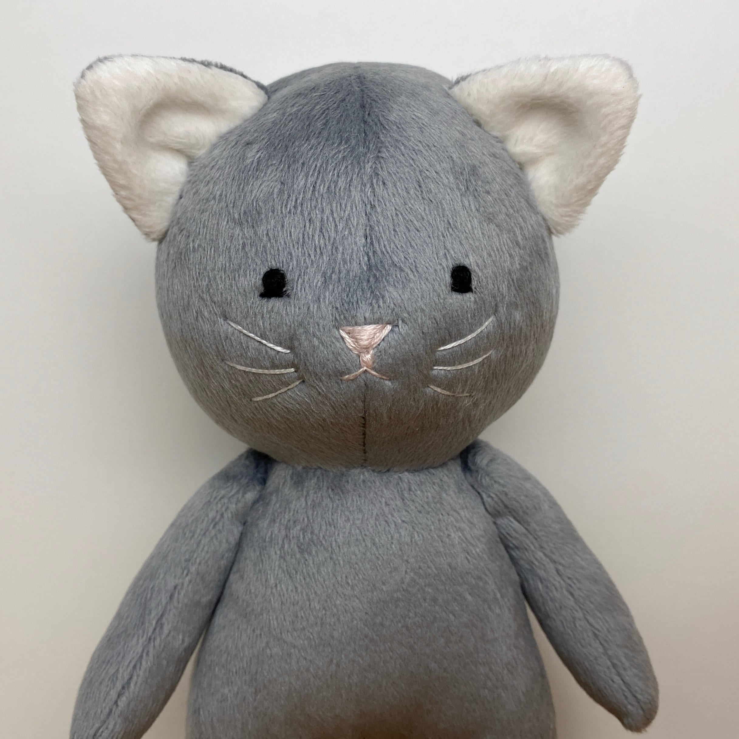 Modello di cucito per gatti, modello digitale di peluche a forma di gatto, modello di cucito per animali di peluche: cuci un peluche a forma di gatto