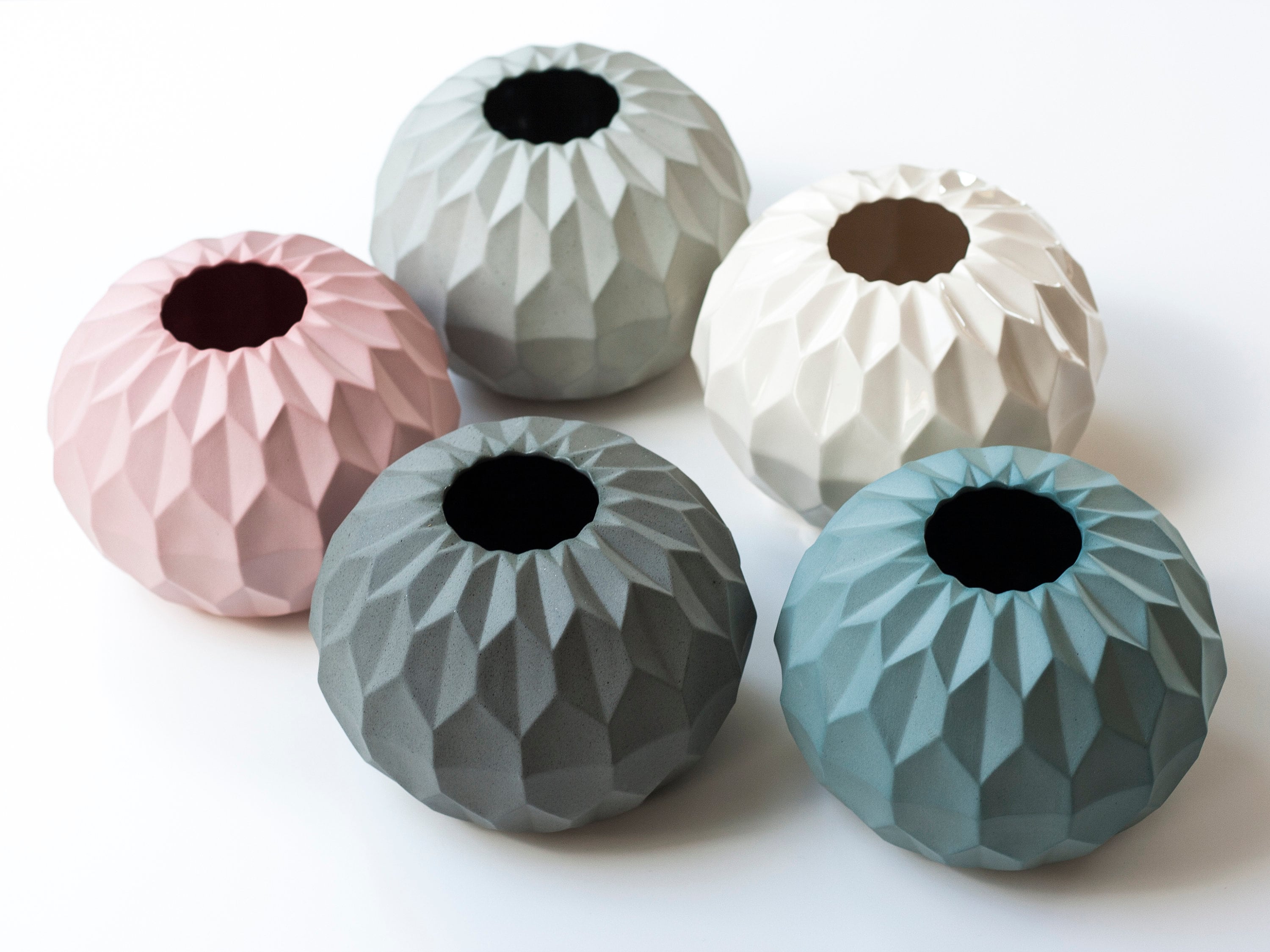 Vaso origami, vaso contemporaneo, vaso in porcellana, vaso bianco, vaso grigio, vaso rosa, decorazione geometrica, vaso moderno fatto a mano, vaso ver