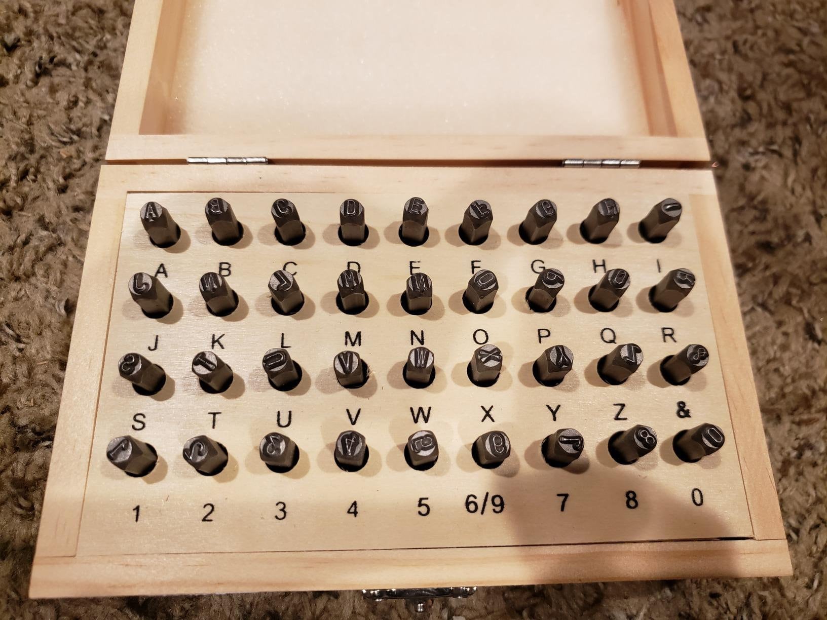 Set di 36 timbri con lettere e numeri da 5/32 pollici e 4 mm in metallo; timbri in metallo, legno, plastica e pelle