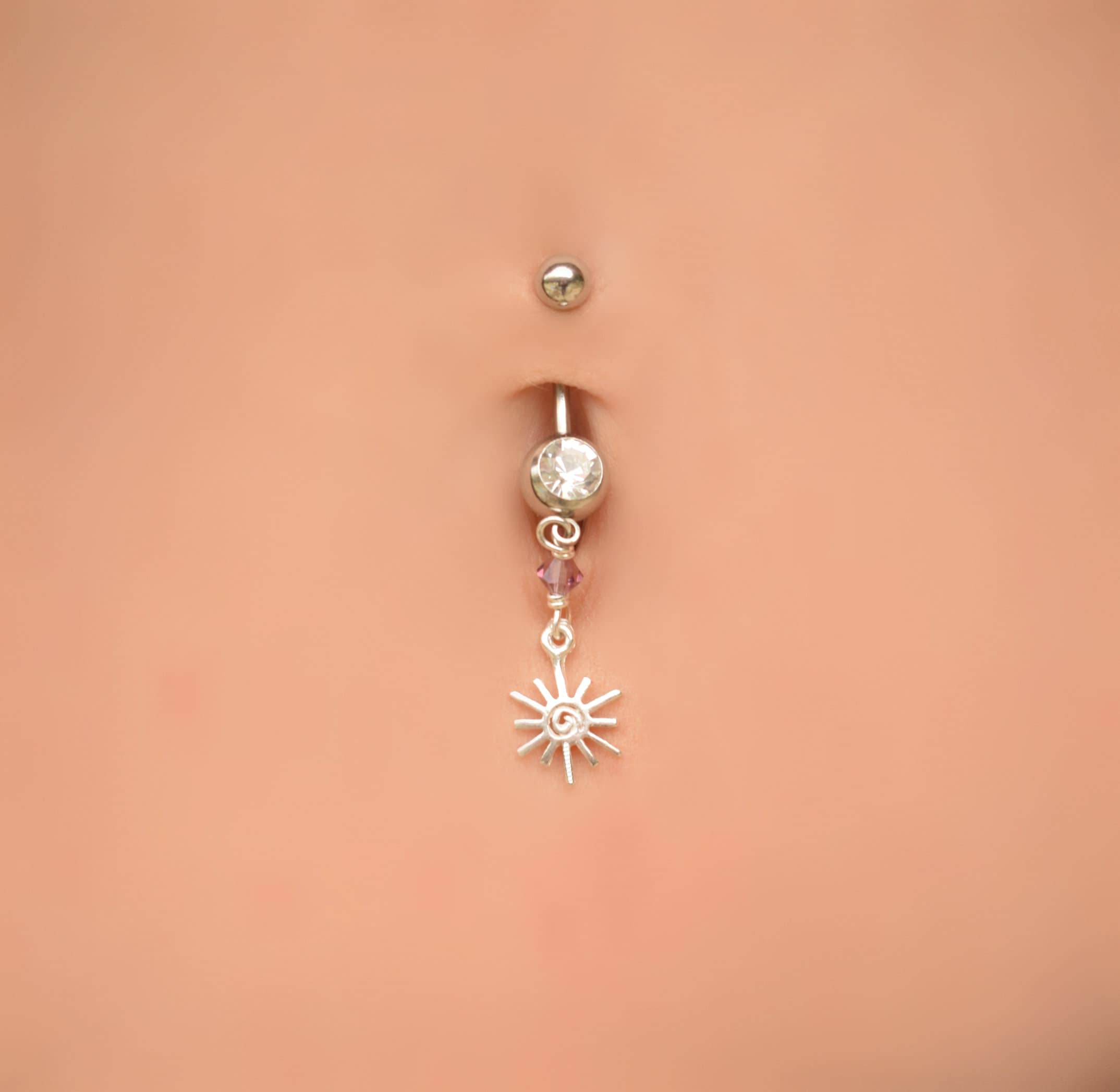 Piercing all'ombelico a forma di sole, Piercing all'ombelico a forma di sole, Piercing all'ombelico a forma di sole, Piercing all'ombelico a forma di