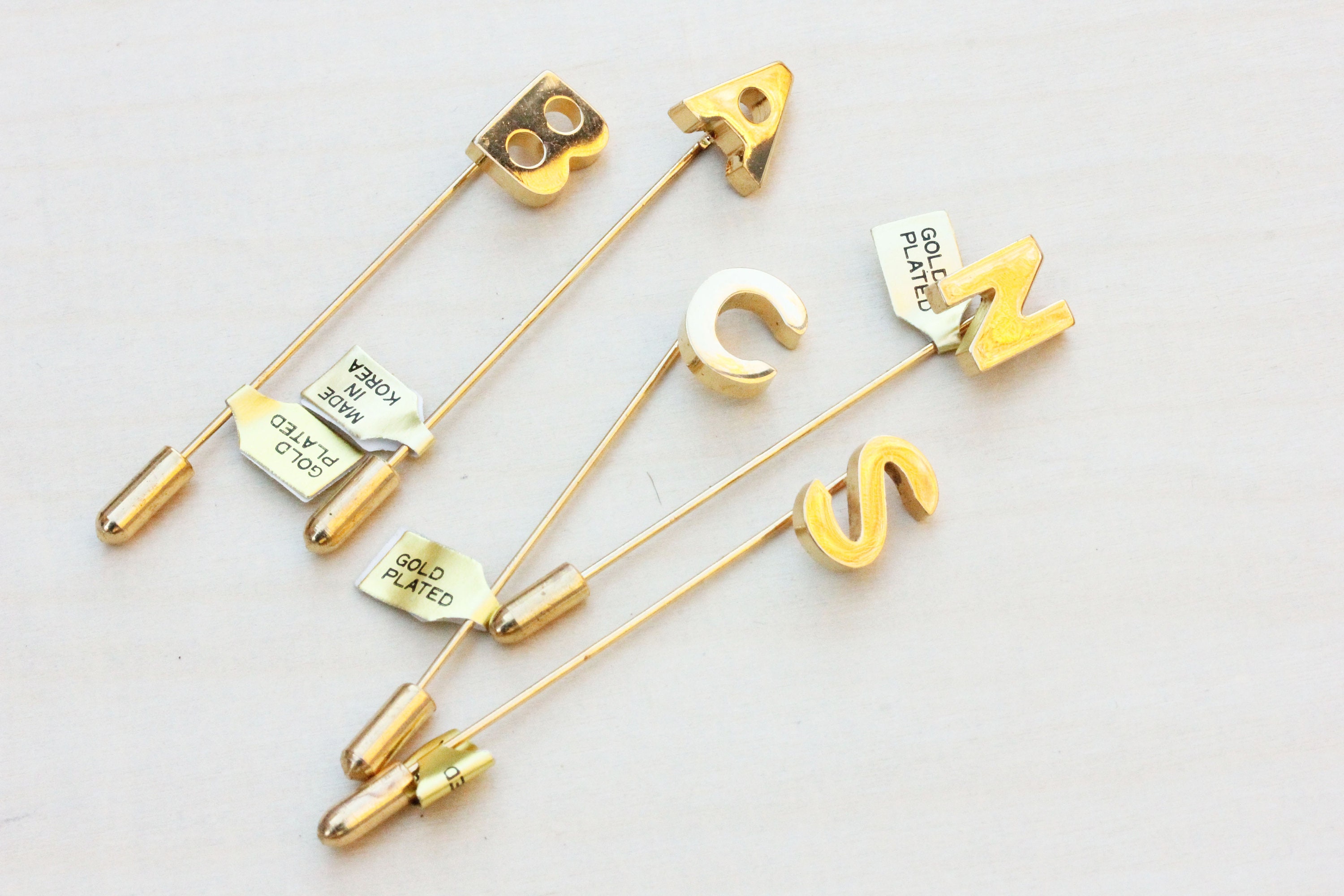 Spilla con iniziale in oro, spilla con lettera, spilla per sposo, spilla dorata, spilla con iniziale, spilla, spilla con lettera, spilla con lettera,