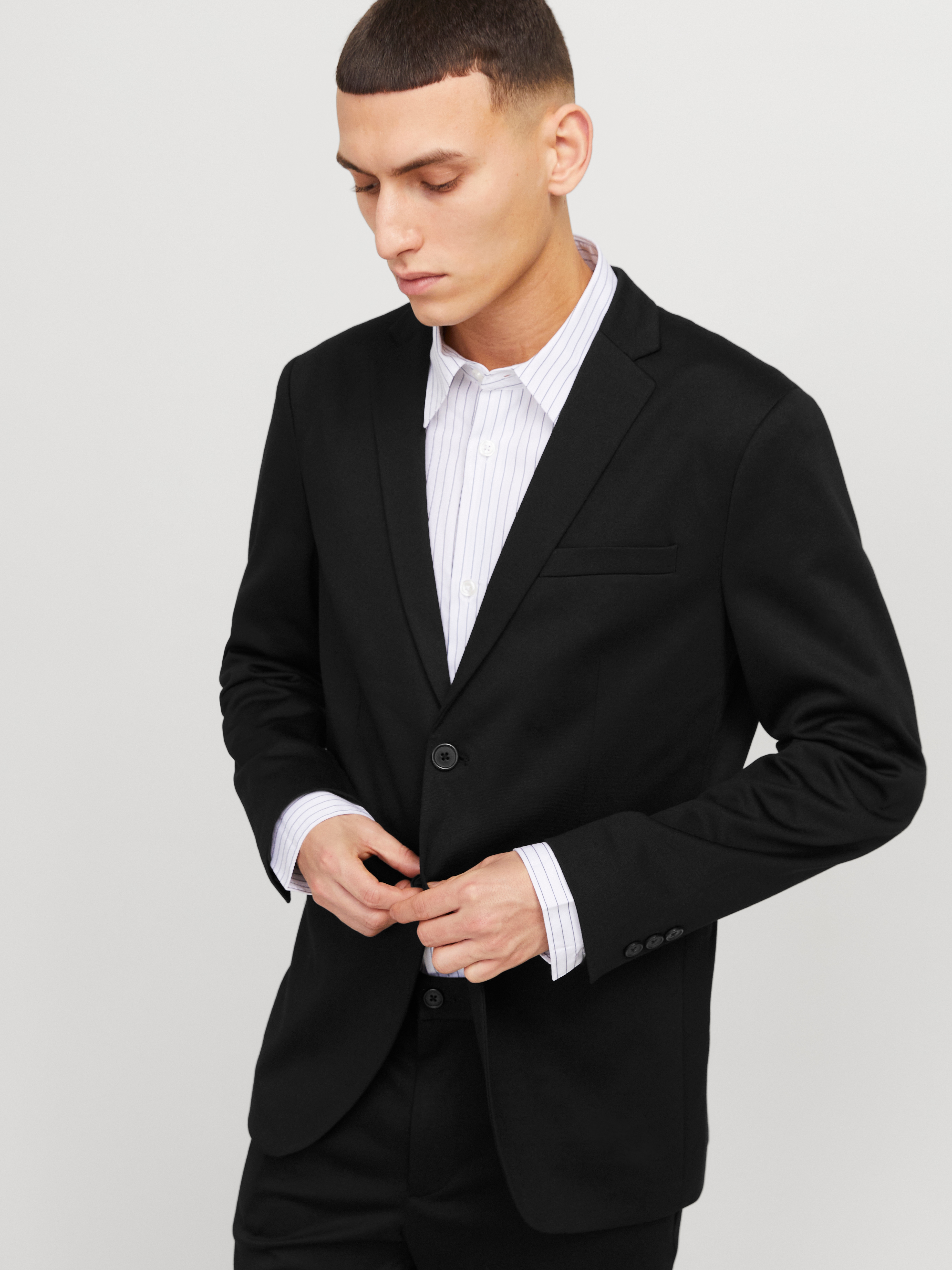 Sakko JACK & JONES "JPRJAXON Jersey Blazer mit Stretch für stylischen Look", Herren, Gr. 56, schwarz, Web, Obermaterial: 79% Polyester, 18% Viskose, 3% Elasthan, unifarben, slim fit, Sakkos Sakko, meliert, modisch, slim fit, Materialmix