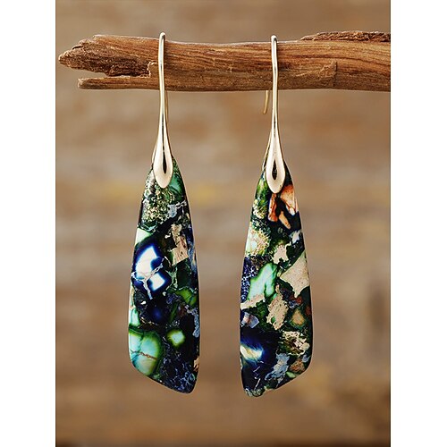 Grüne Tropfenohrringe aus Naturstein mit goldenen Haken - Boho-Stil, einzigartiger Edelsteinschmuck für Frauen, perfekt für lässige und elegante Anlässe Image