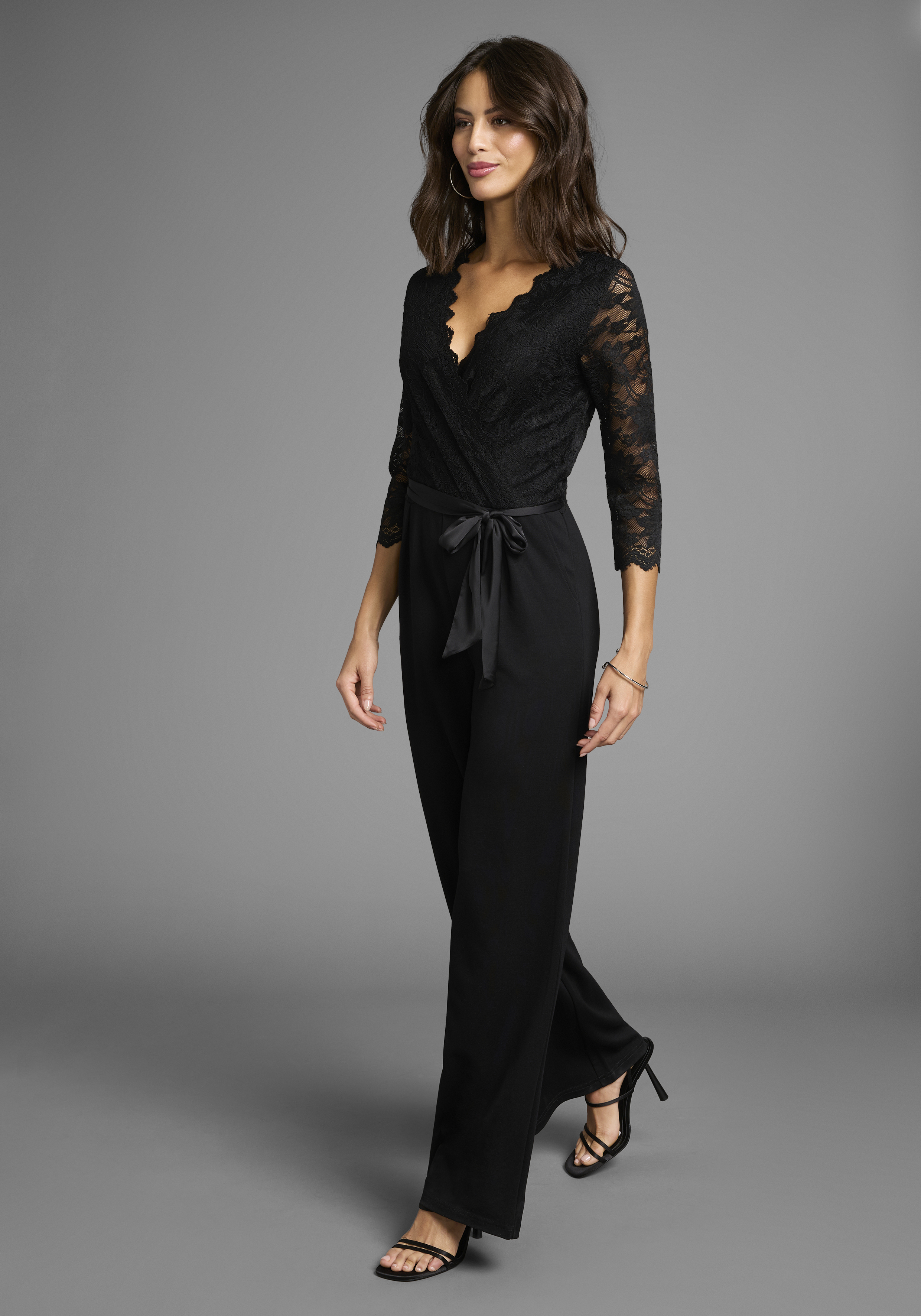 Jumpsuit LAURA SCOTT, Damen, Gr. 34, schwarz, Milano Rib, Obermaterial: 70% Viskose, 25% Polyester, 5% Elasthan. Spitze: 92% Polyamid, 8% Elasthan, leicht transparent, unifarben, figurbetont lang, V-Ausschnitt, Overalls, mit Spitzenoberteil und... Image