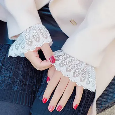2 Stücke Frauen Mädchen Gefälschte Flare Ärmel Blumenspitze Plissee Geraffte Falsche Manschetten Pullover Handgelenkwärmer Mit Faux Perlenknopf Image