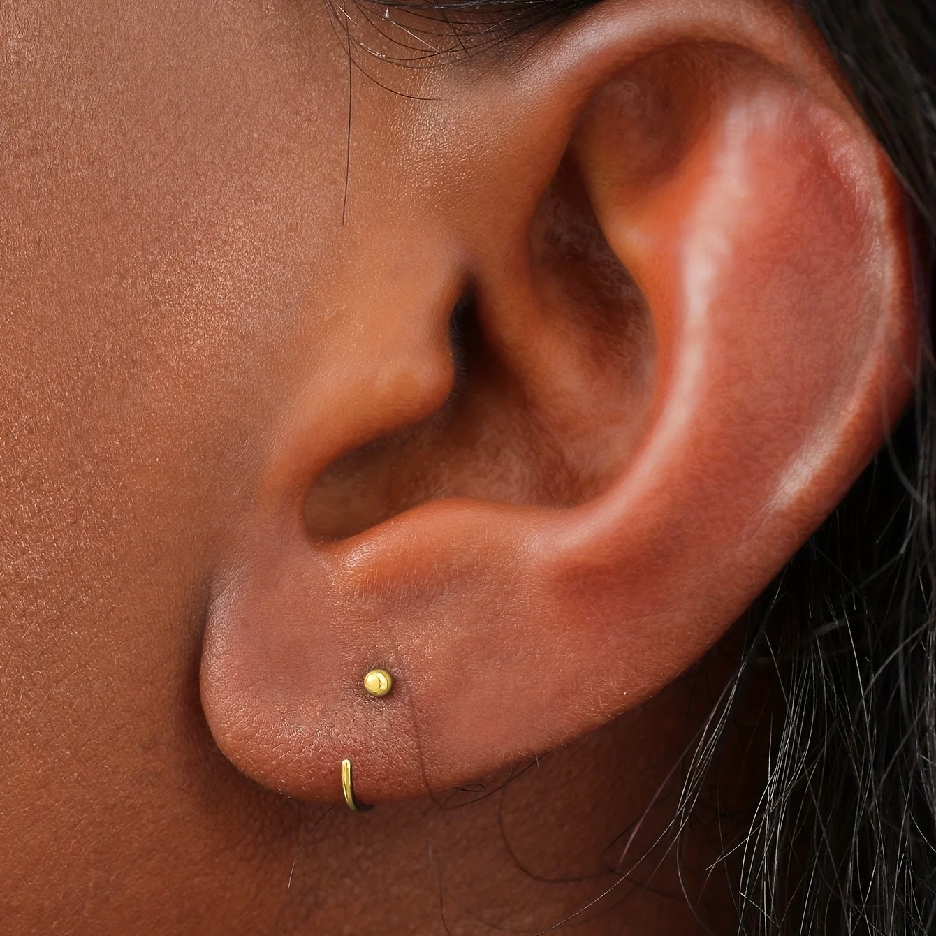 2 Stück hypoallergene Edelstahl-Kubikzirkonia-runde Kugel-Creolen, einfache Ohrringe im Schulstil, trendiger Ohrschmuck Image