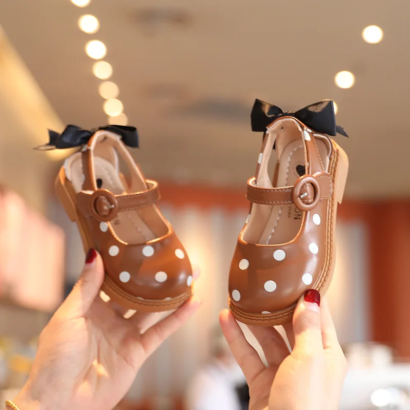 Mädchen Lederschuhe Kinder halbe Sandalen Kleinkinder kleine Kinder Sandalen Frühling Sommer Prinzessin süß mit Punkten hohle Fliege