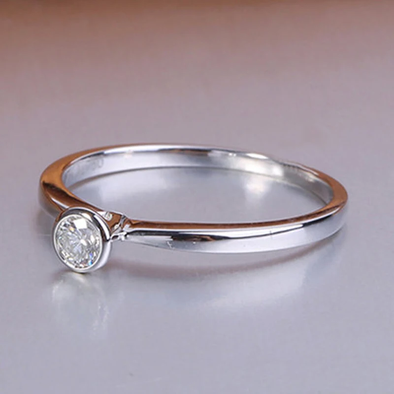 Huitan Klassische Solitär CZ Damenringe für Hochzeit, Verlobung, einfache und elegante Damenaccessoires, luxuriöser silberfarbener Schmuck Image