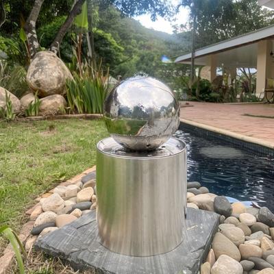 Kugelbrunnen Ø25cm mit integrierte LED-Beleuchtung auf zylindrischen Edelstahl Eimer H30cm Image